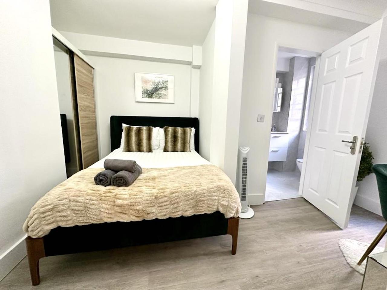 Vibrant 2-Bedroom Flat with Elevator in Marylebone, Close to Hyde Park & Edgware Road
