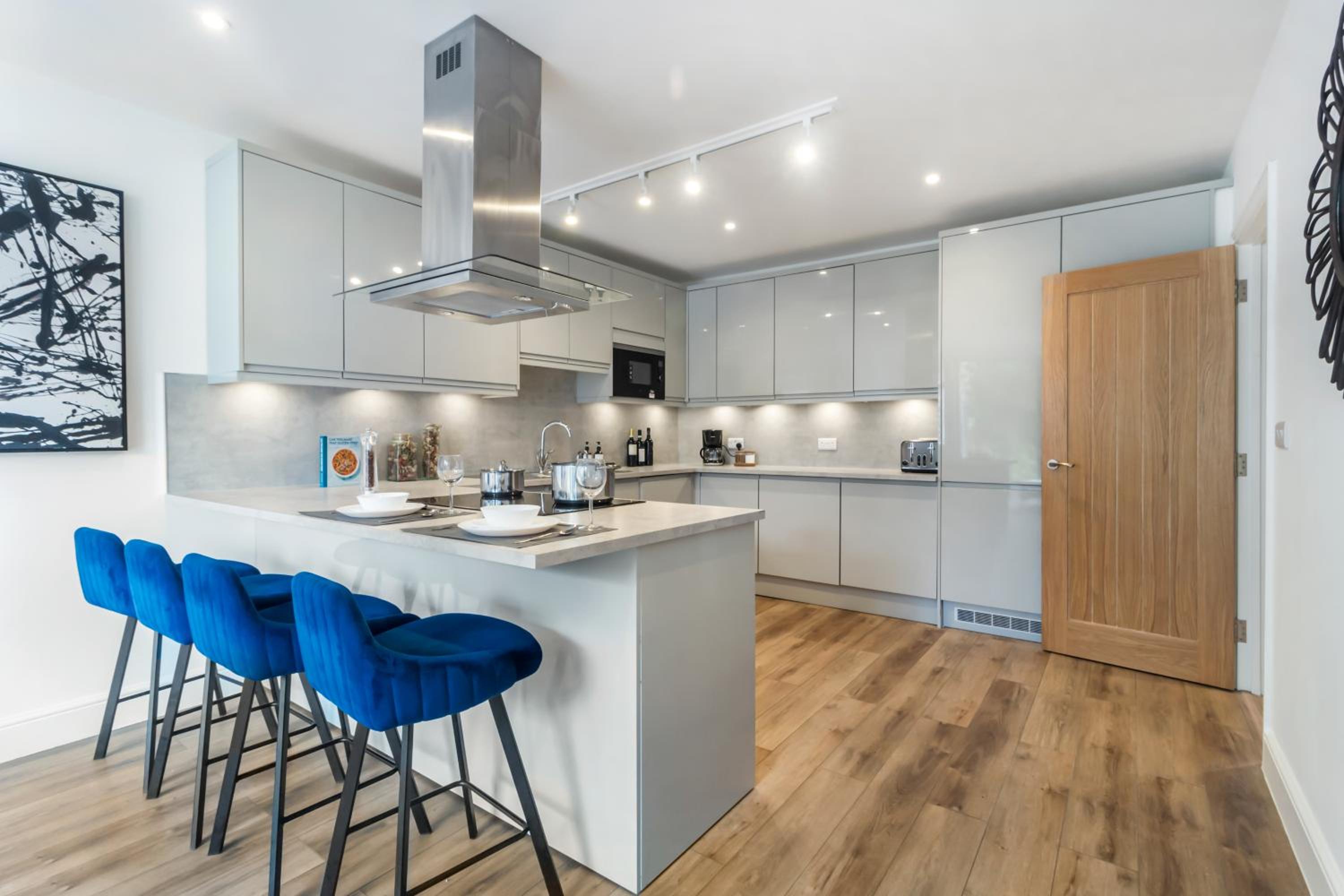 Private Apartments & En-suite Double Rooms - 5 Minute Walk to Hendon Central Station - Reach Central London in just 21 Minutes view 5