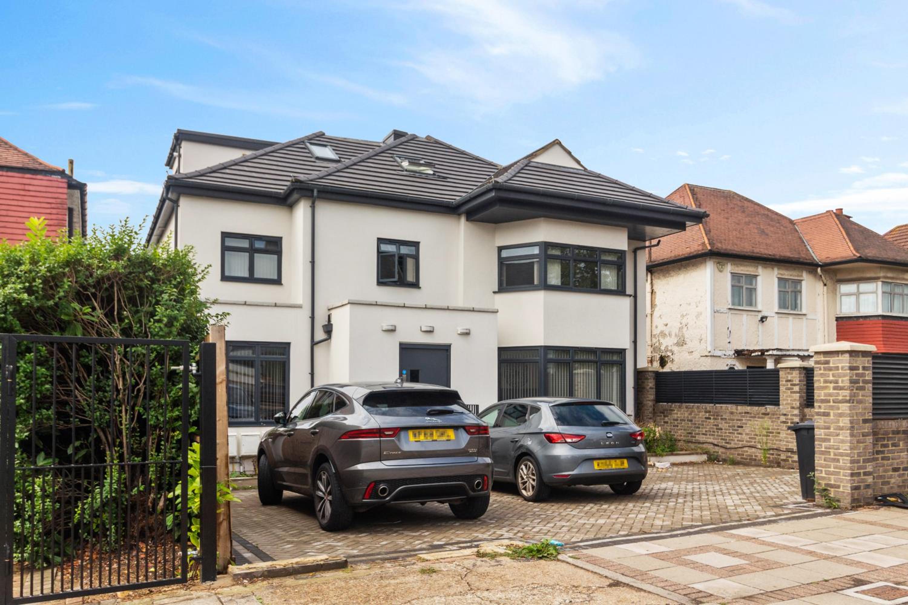 Private Apartments & En-suite Double Rooms - 5 Minute Walk to Hendon Central Station - Reach Central London in just 21 Minutes