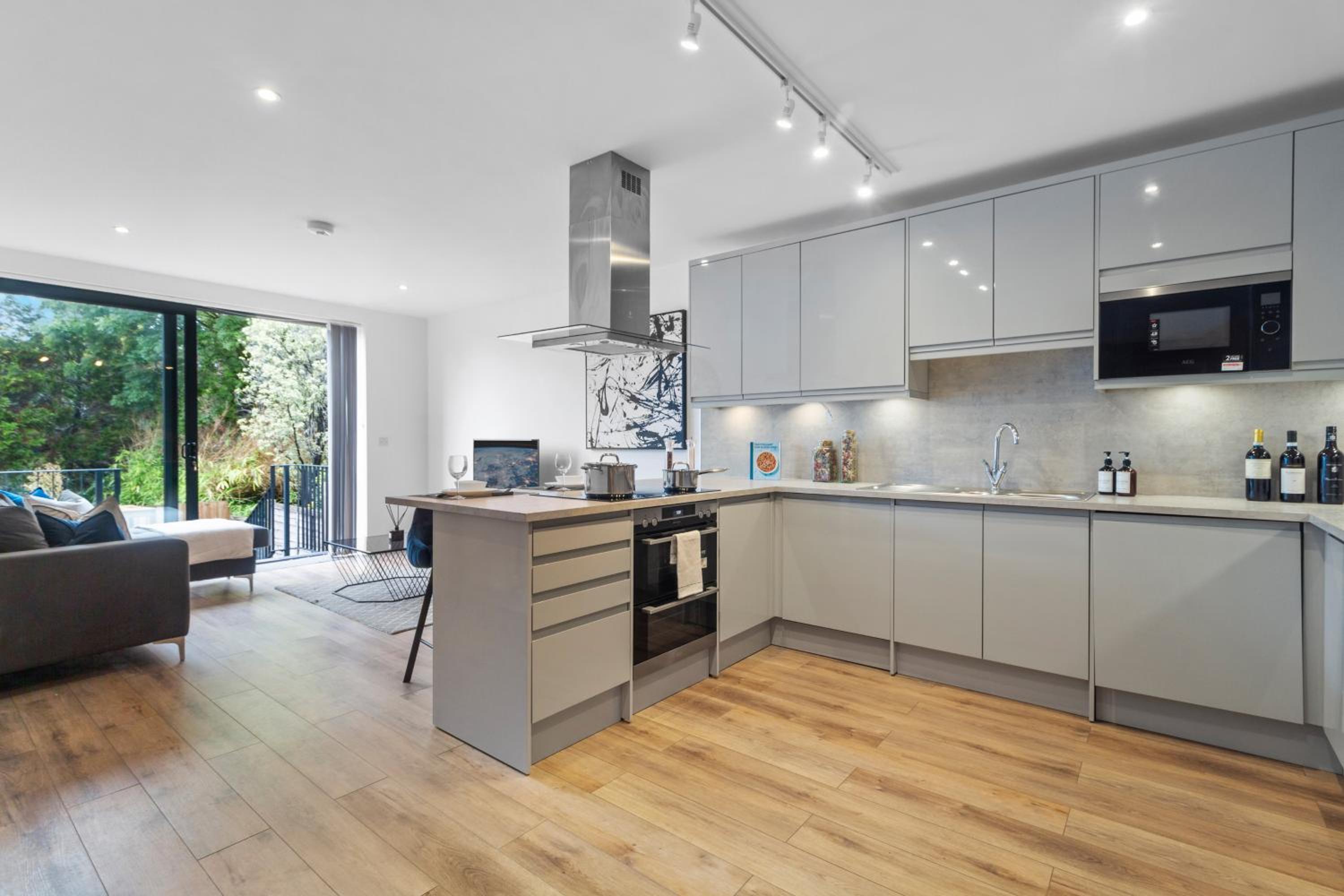 Private Apartments & En-suite Double Rooms - 5 Minute Walk to Hendon Central Station - Reach Central London in just 21 Minutes view 3