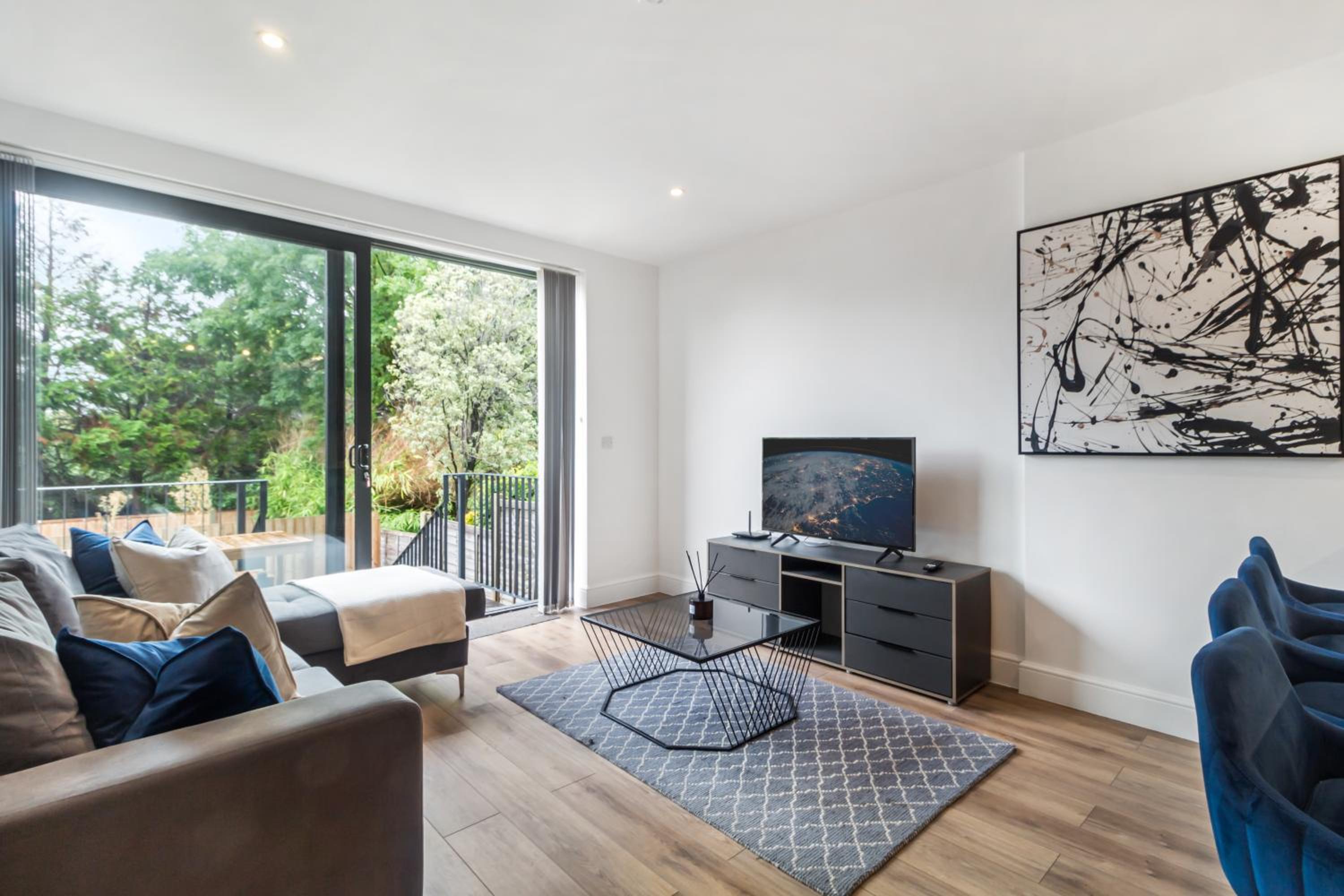 Private Apartments & En-suite Double Rooms - 5 Minute Walk to Hendon Central Station - Reach Central London in just 21 Minutes view 2