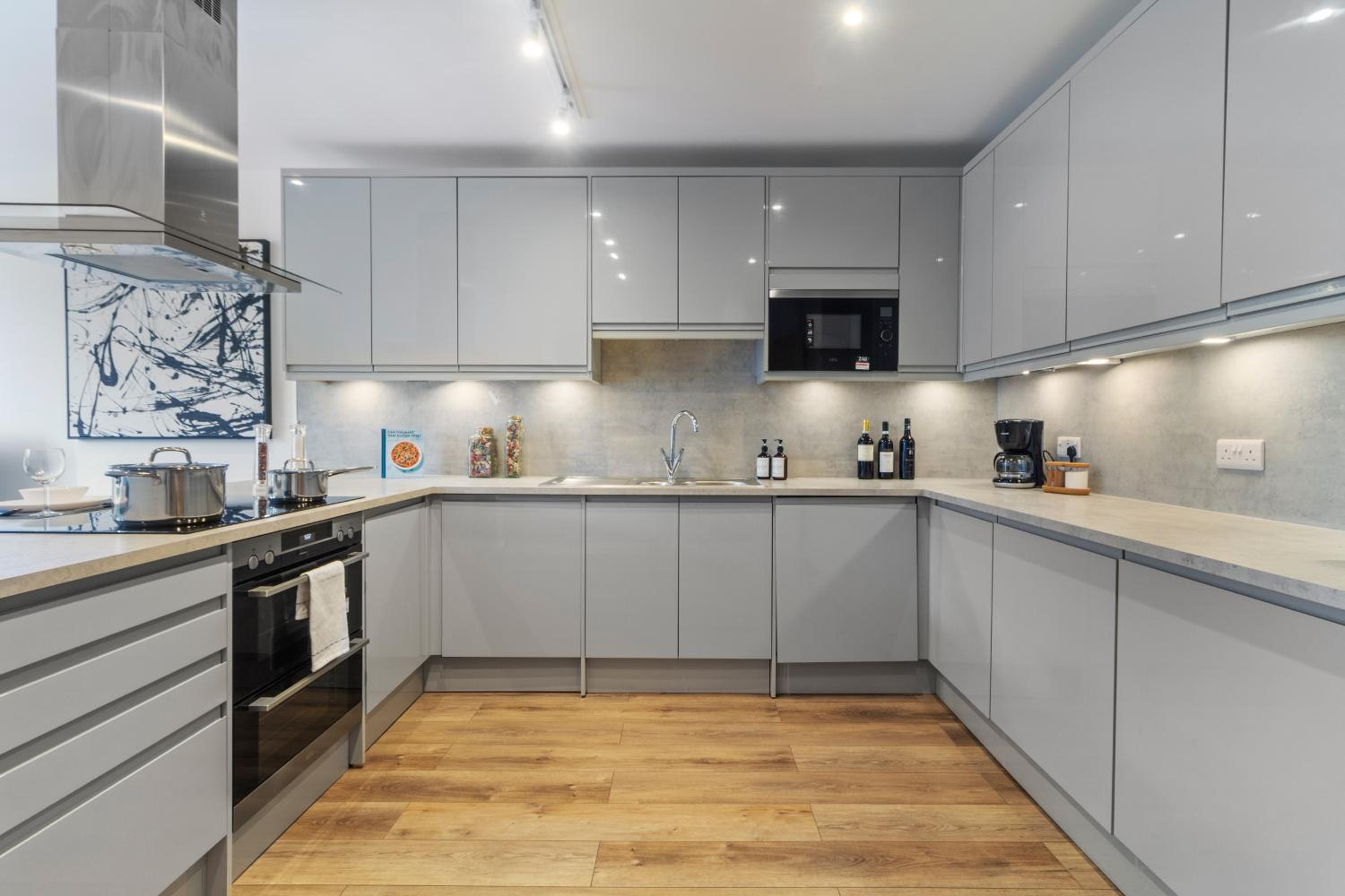 Private Apartments & En-suite Double Rooms - 5 Minute Walk to Hendon Central Station - Reach Central London in just 21 Minutes view 4