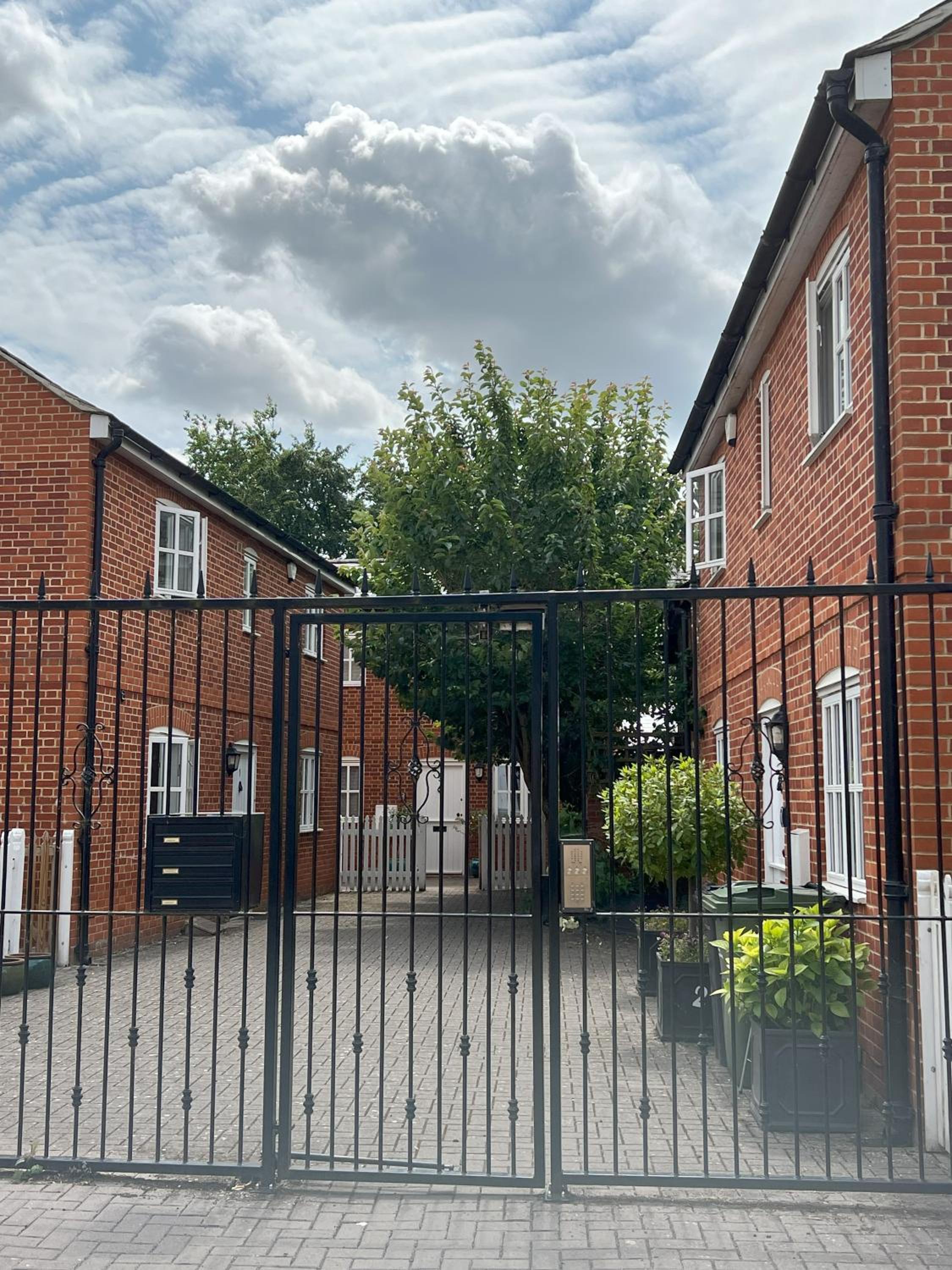 Mews house in the centre of Henley-on-Thames view 2
