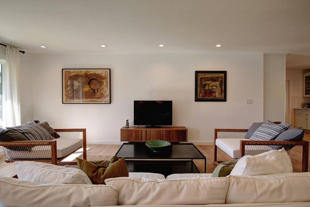 Modern Ranch Style House near Lake Los Carneros view 5
