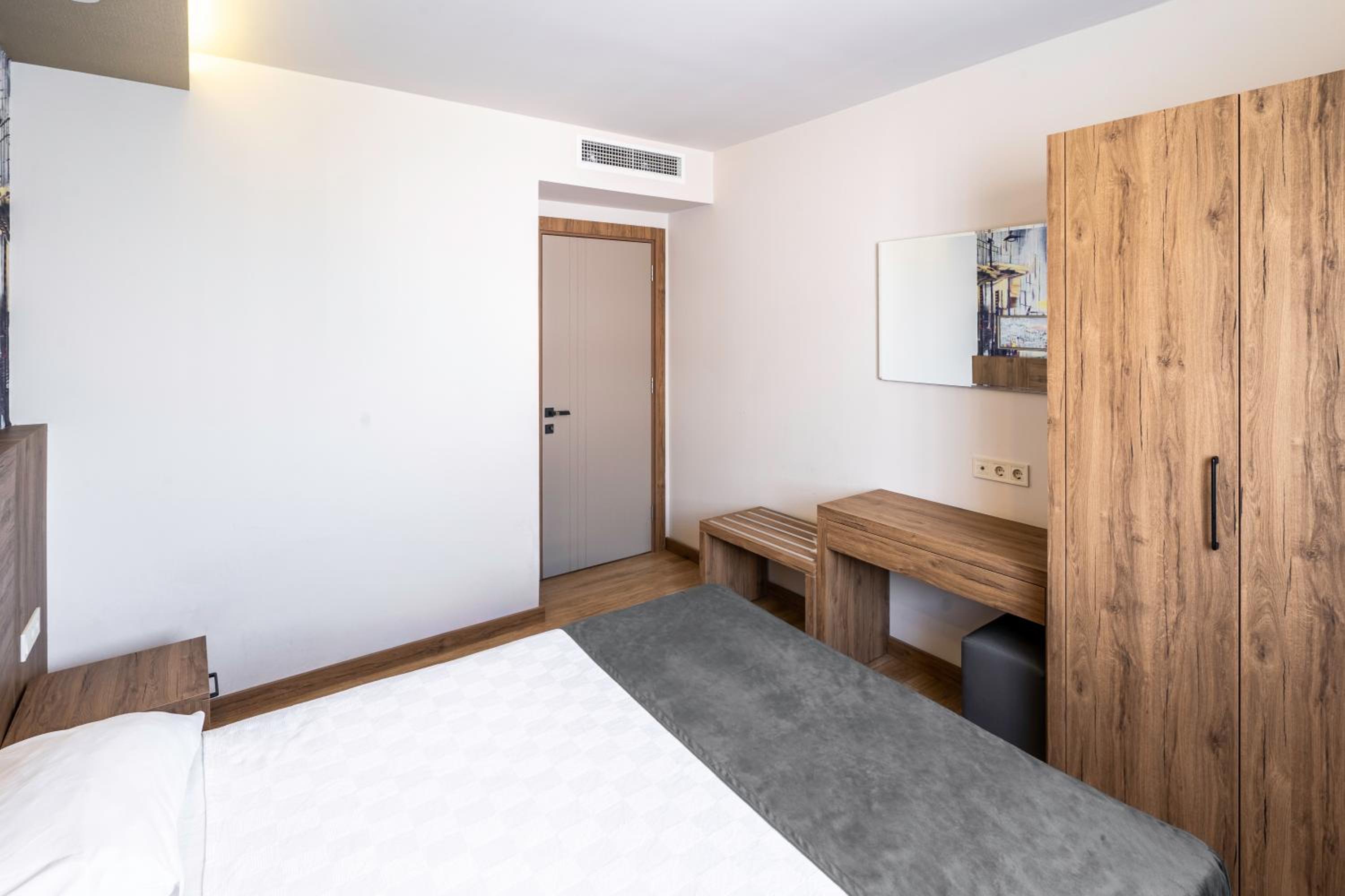 Golden World Suite Hotel - Image 70