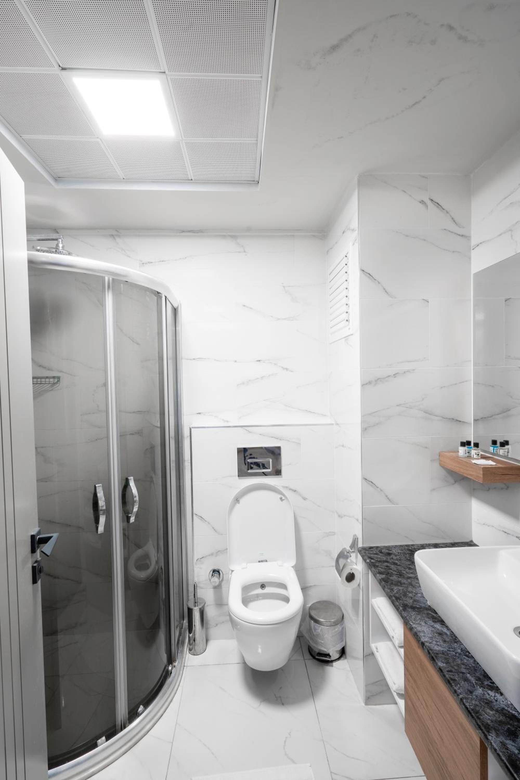 Golden World Suite Hotel - Image 68