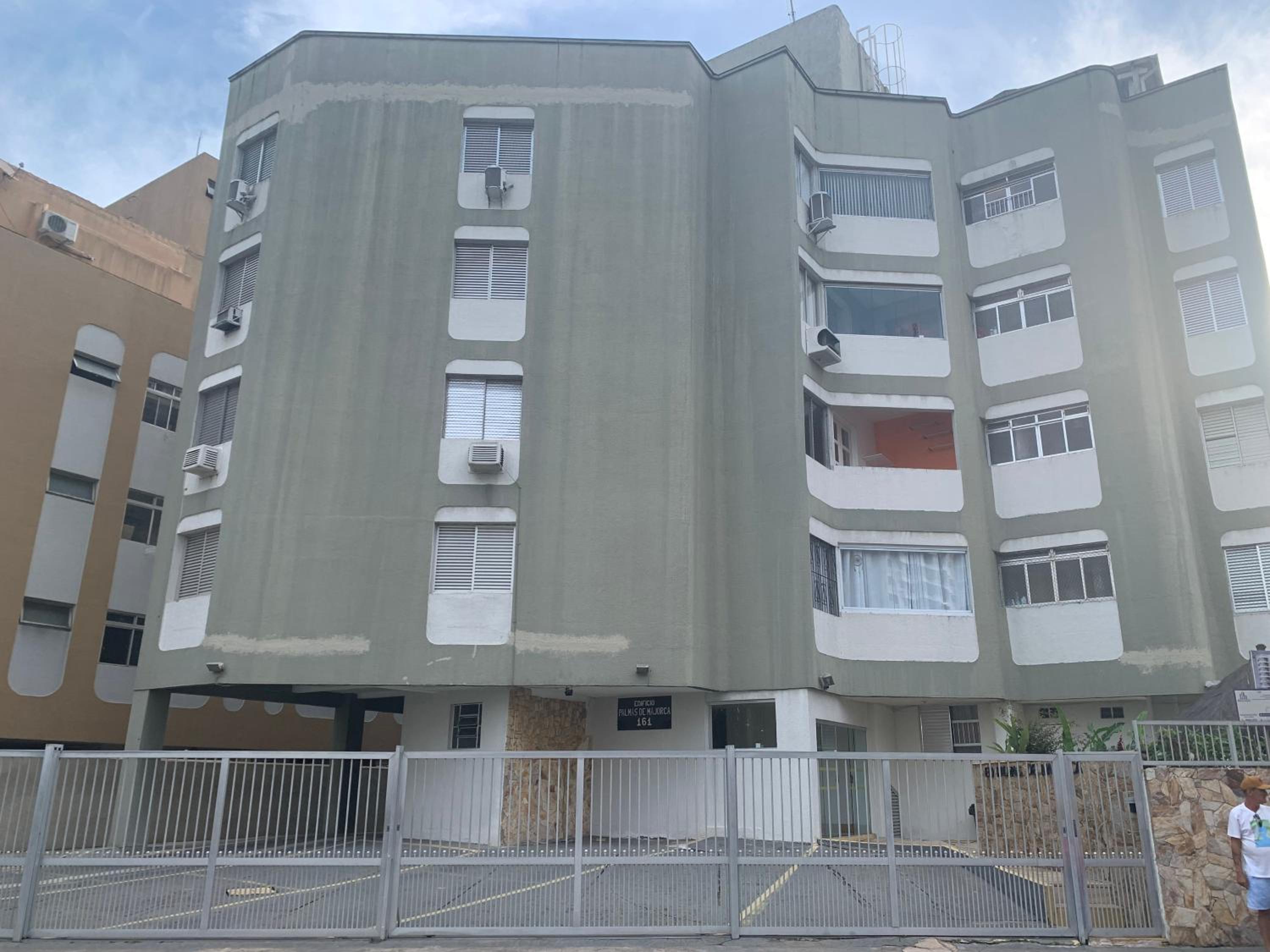 Apartamento Praia das Astúrias, 2 minutos de caminhada para praia, piscina, garagem demarcada, cama Queen