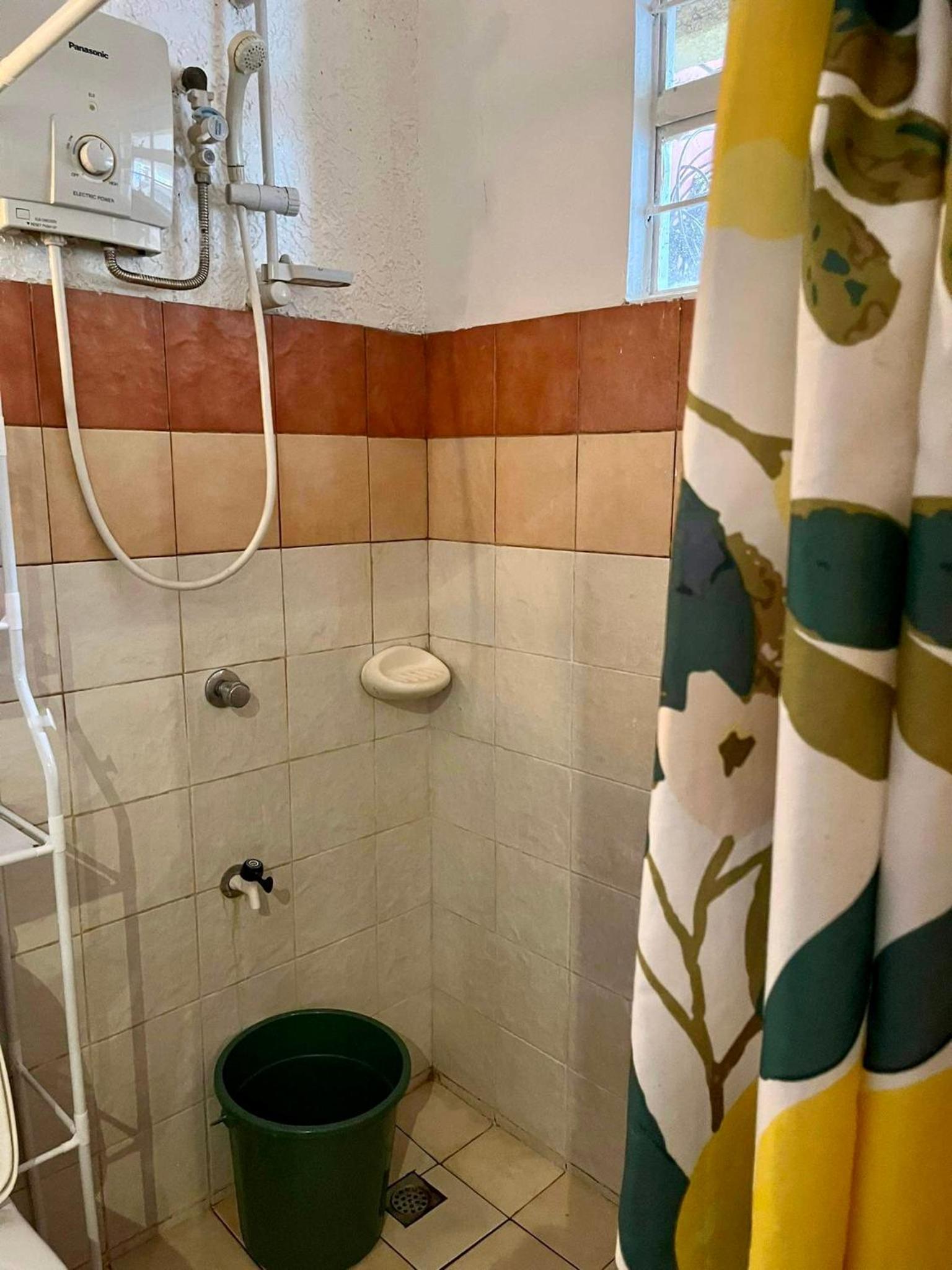 MARIKINA 32 sqm Studio for Transients w WiFi 40 inch TV Parking view 5