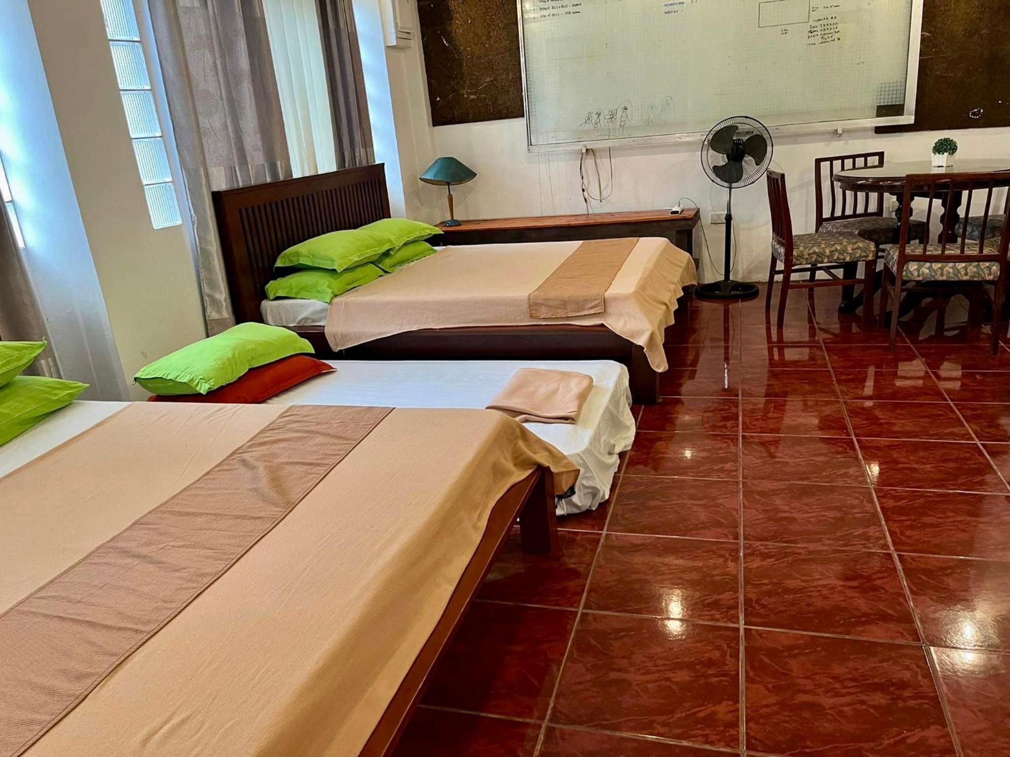 MARIKINA 32 sqm Studio for Transients w WiFi 40 inch TV Parking view 2
