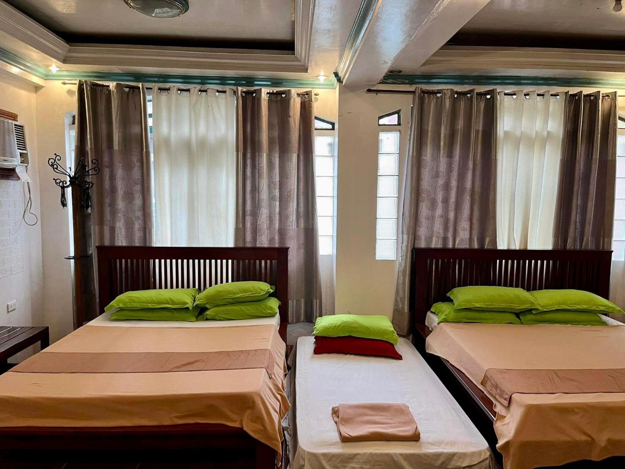 MARIKINA 32 sqm Studio for Transients w WiFi 40 inch TV Parking view 3
