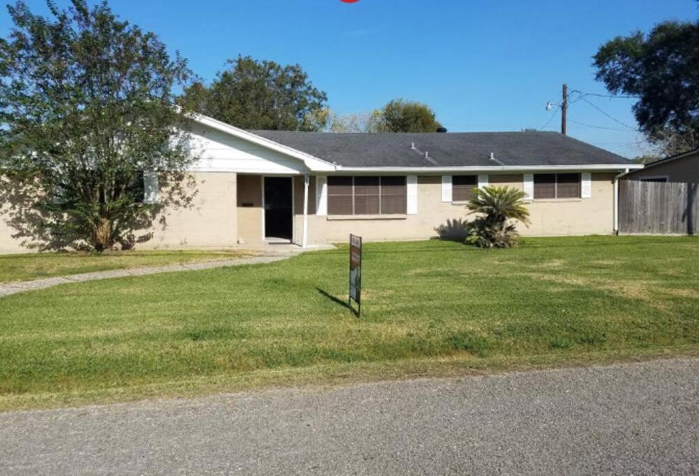 Tranquil Getaway near Downtown Nederland Tx view 3