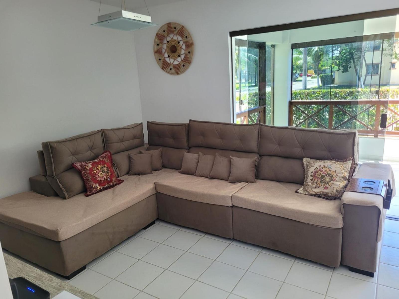 Cond Genipabu Club House a 900mts Praia Guarajuba com Jardim, 3 Quartos, Vagas de Garagem e Cozinha totalmente Equipada