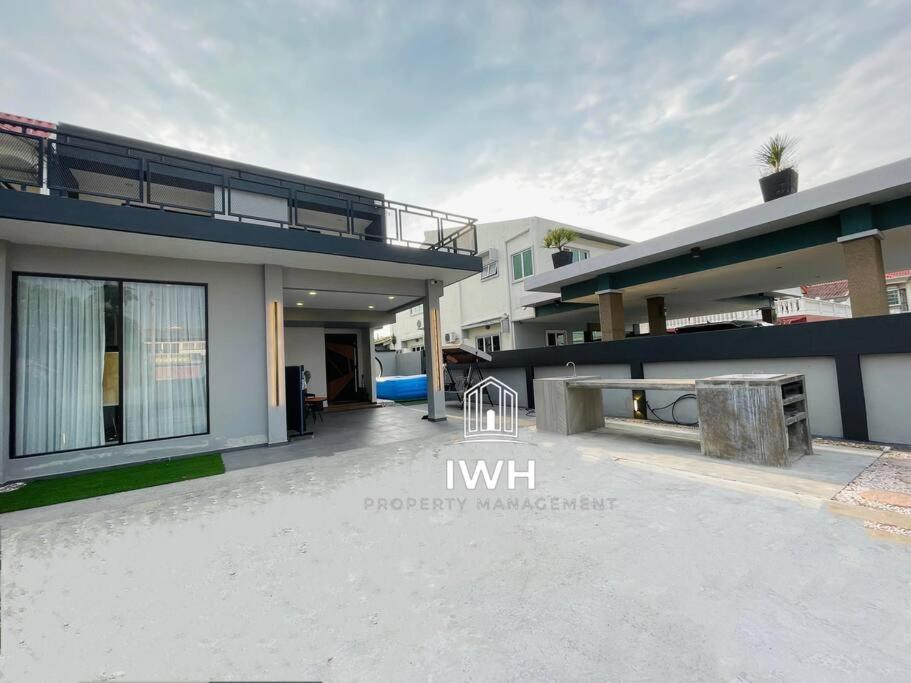 Ipoh 19A Villa for 12pax 6 Carpark with BBQ by IWH