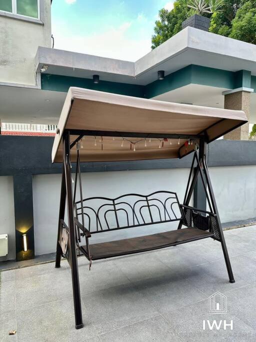 Ipoh 19A Villa for 12pax 6 Carpark with BBQ by IWH