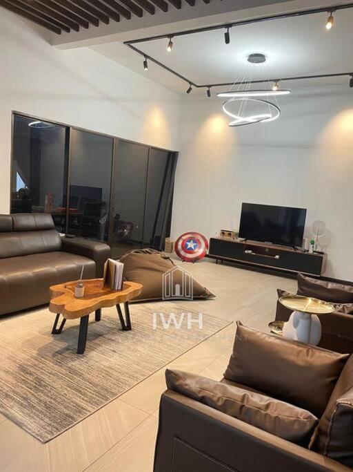 Ipoh 19A Villa for 12pax 6 Carpark with BBQ by IWH