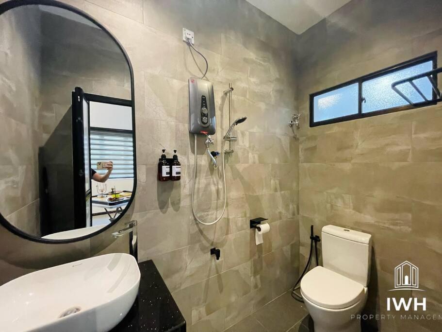 Ipoh 19A Villa for 12pax 6 Carpark with BBQ by IWH