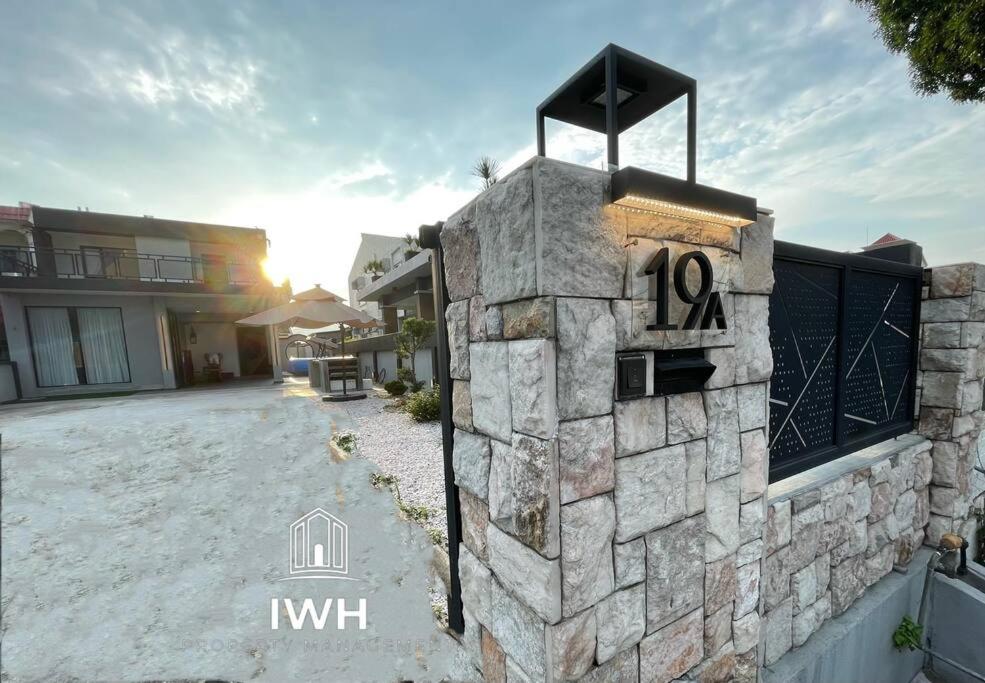 Ipoh 19A Villa for 12pax 6 Carpark with BBQ by IWH