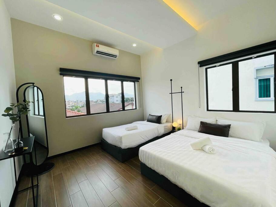 Ipoh 19A Villa for 12pax 6 Carpark with BBQ by IWH