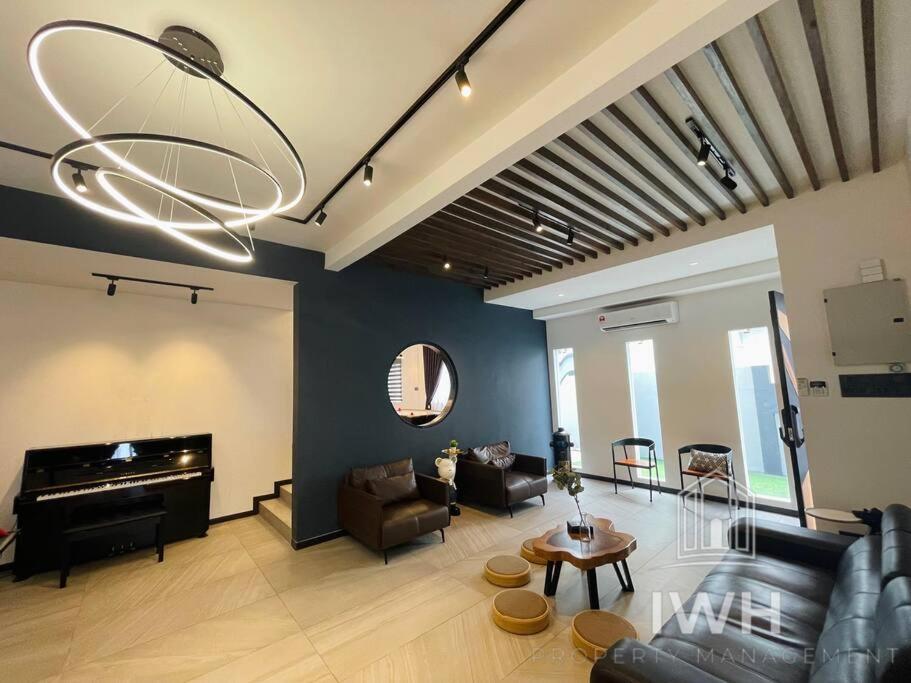 Ipoh 19A Villa for 12pax 6 Carpark with BBQ by IWH