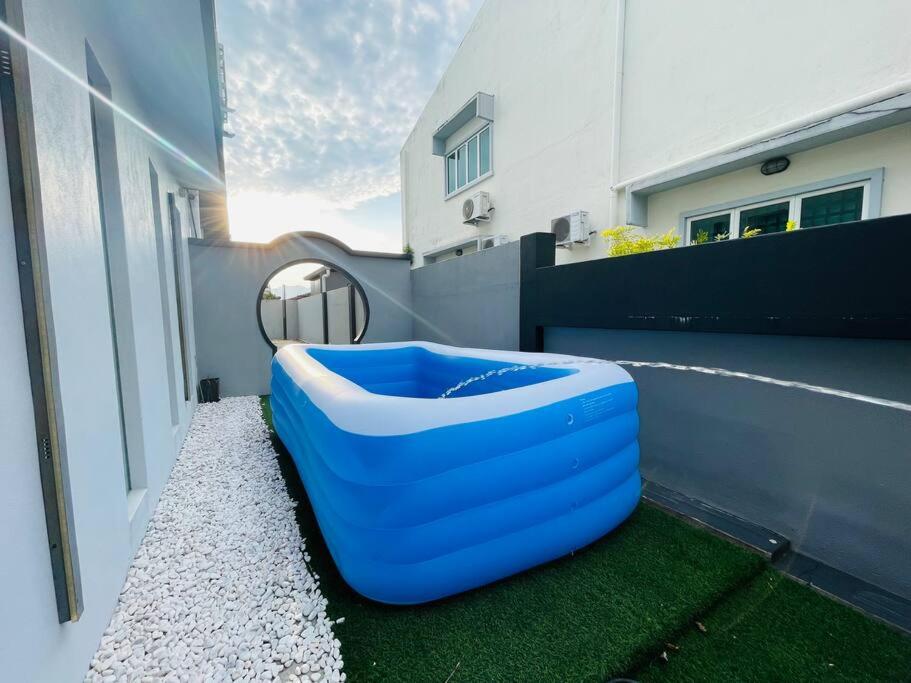 Ipoh 19A Villa for 12pax 6 Carpark with BBQ by IWH