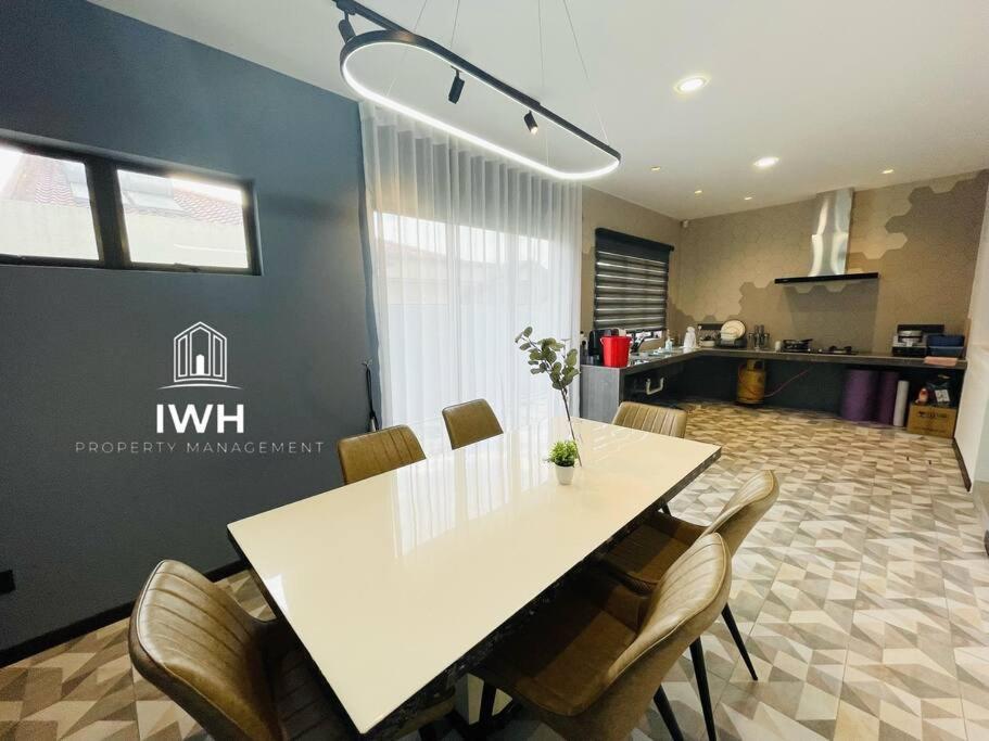Ipoh 19A Villa for 12pax 6 Carpark with BBQ by IWH