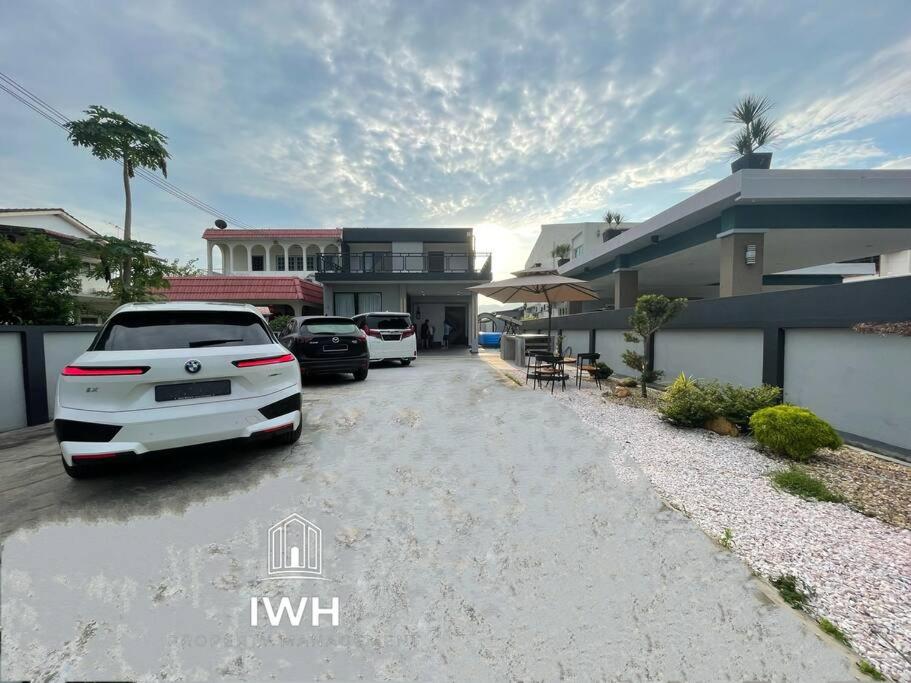 Ipoh 19A Villa for 12pax 6 Carpark with BBQ by IWH