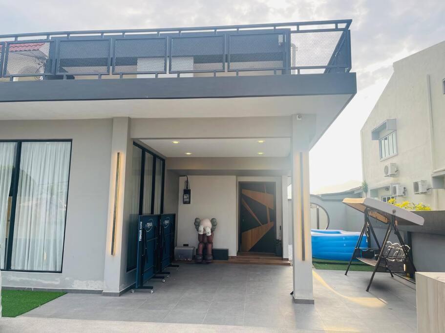 Ipoh 19A Villa for 12pax 6 Carpark with BBQ by IWH