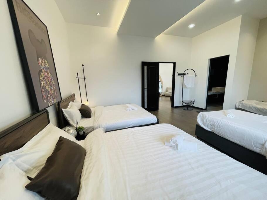 Ipoh 19A Villa for 12pax 6 Carpark with BBQ by IWH
