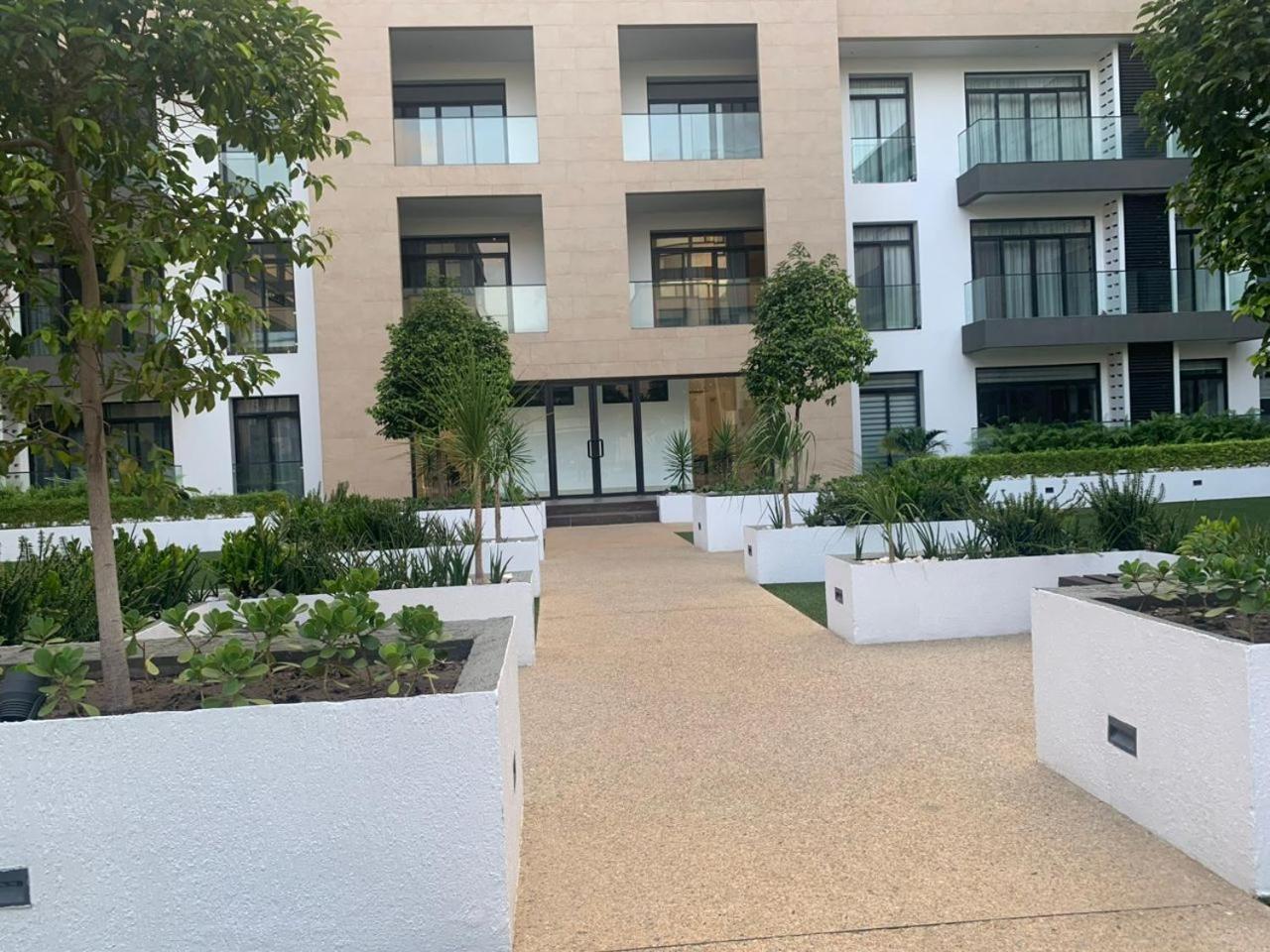 Royal Luxury Apt at Embassy Garden view 5