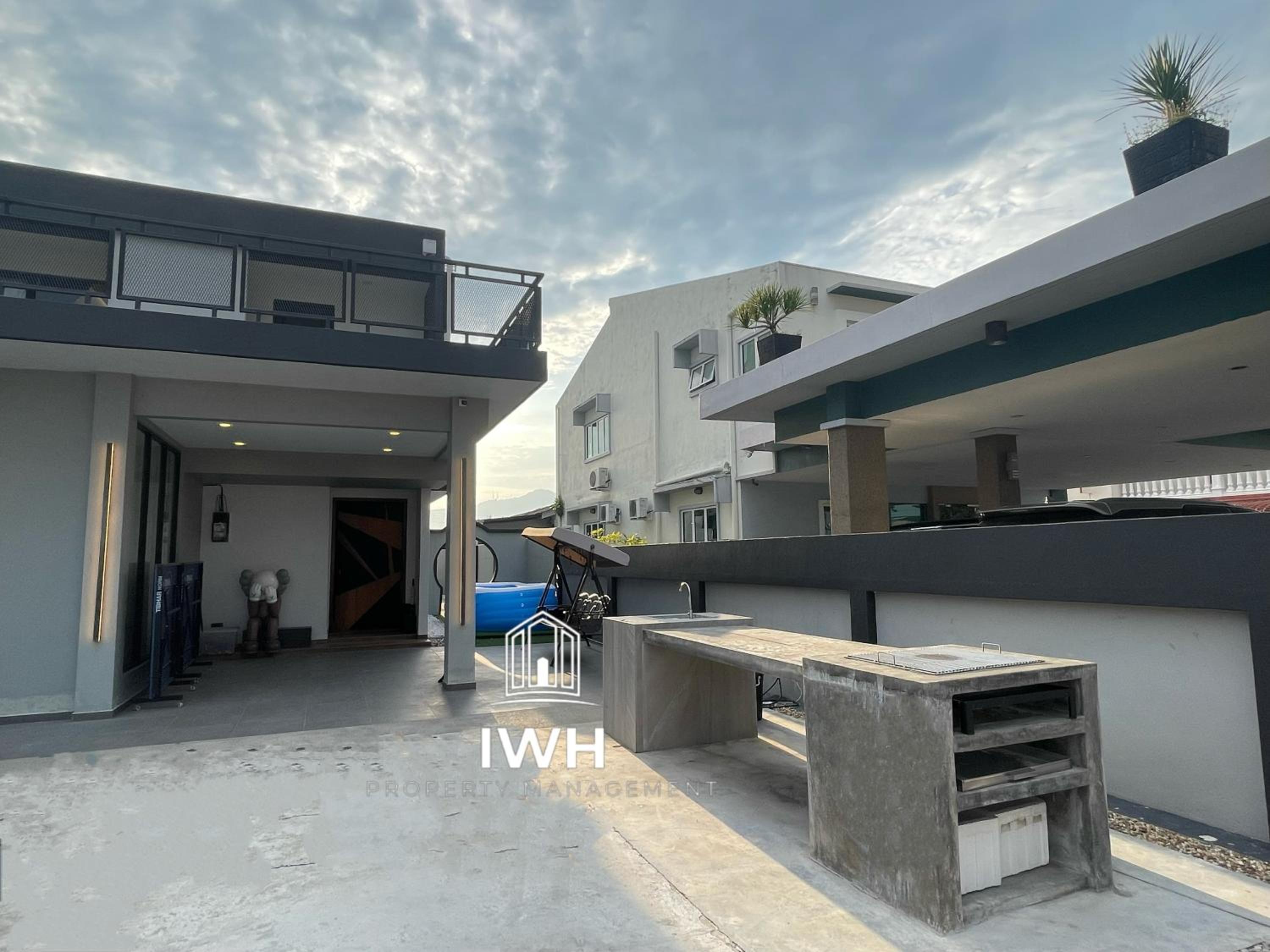 Ipoh 19A Villa for 12pax 6 Carpark with BBQ by IWH