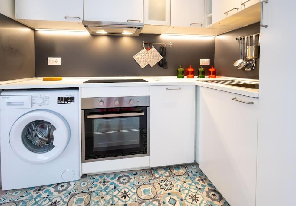 Attractive recently renovated entire Flat in Port view 5