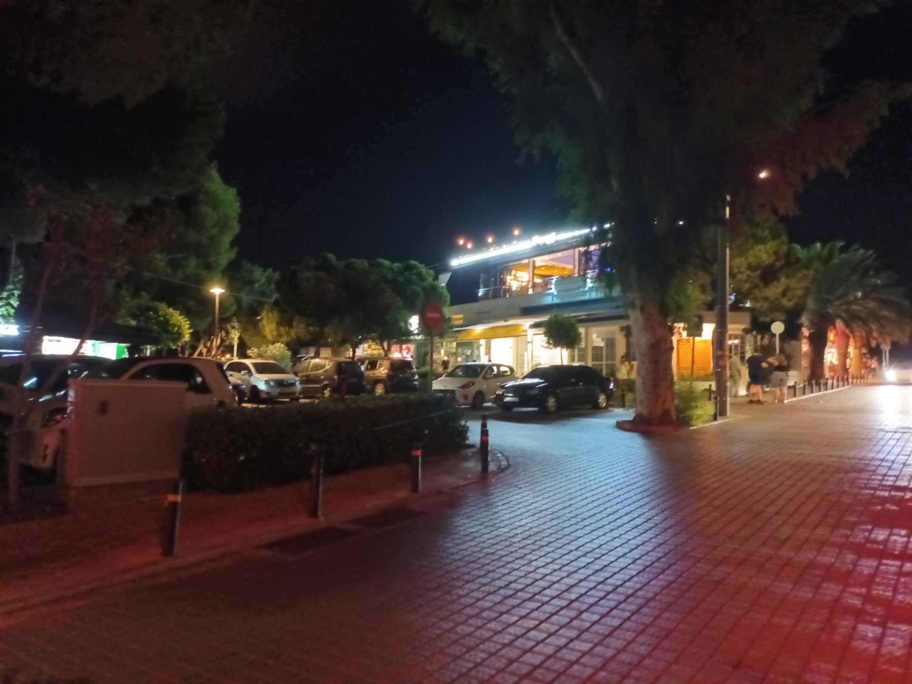 VOULIAGMENI RIVIERA center between Beach and Lake