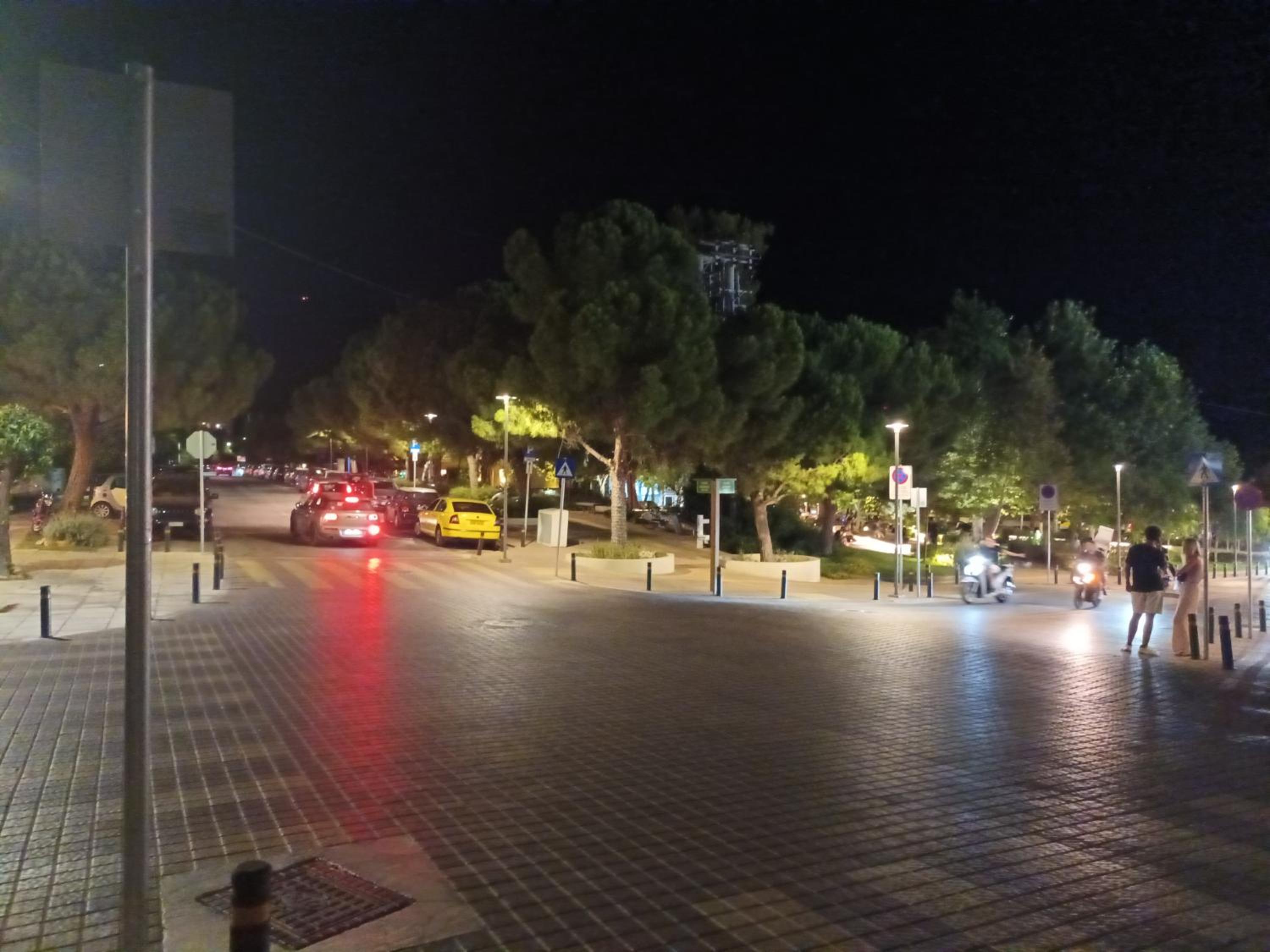 VOULIAGMENI RIVIERA center between Beach and Lake