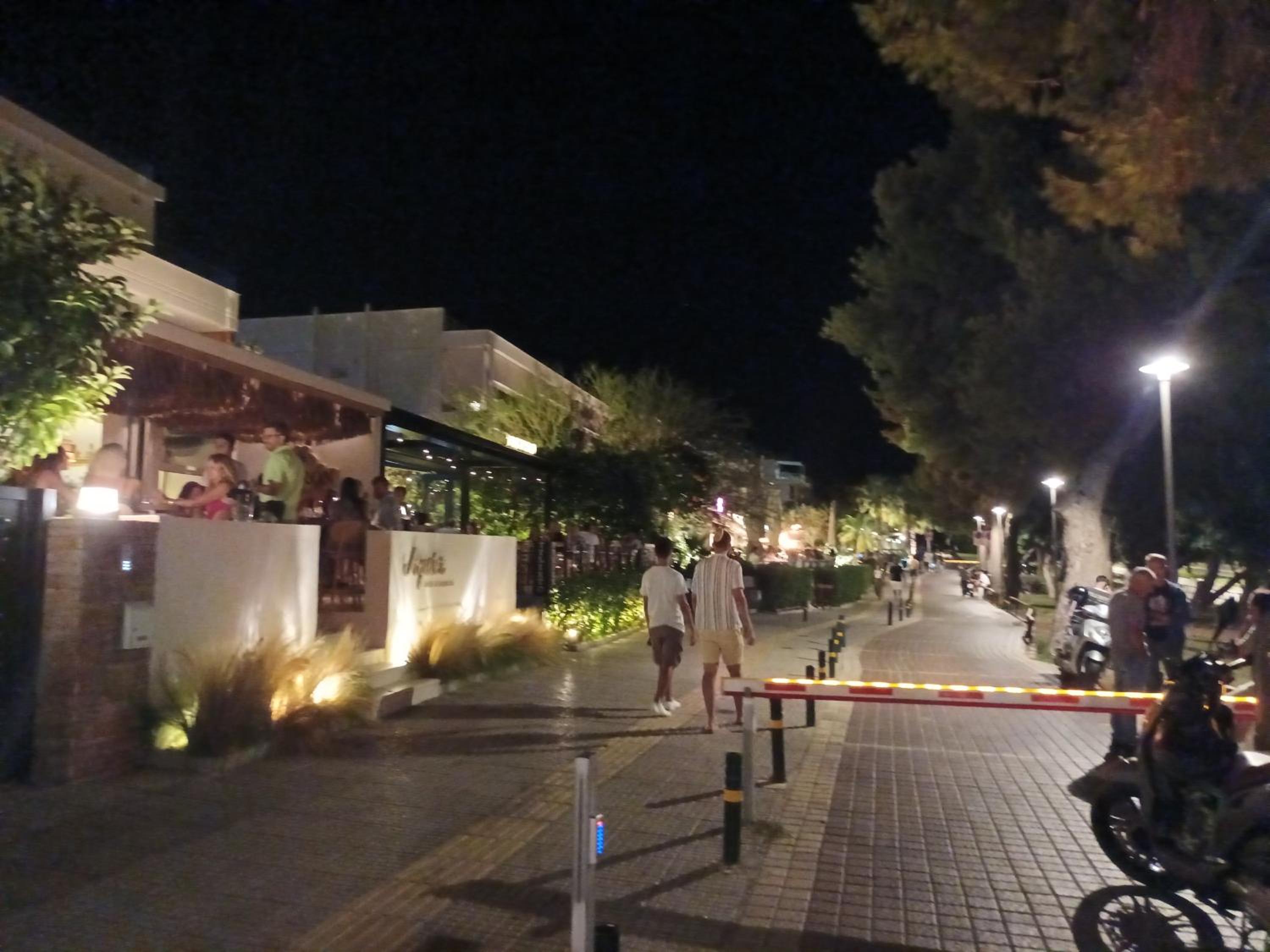 VOULIAGMENI RIVIERA center between Beach and Lake