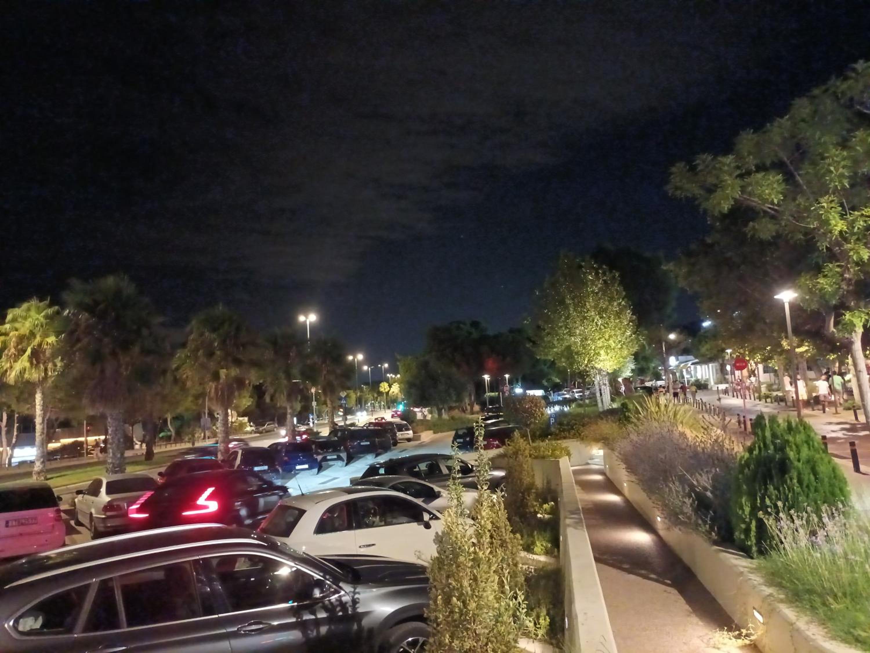 VOULIAGMENI RIVIERA center between Beach and Lake