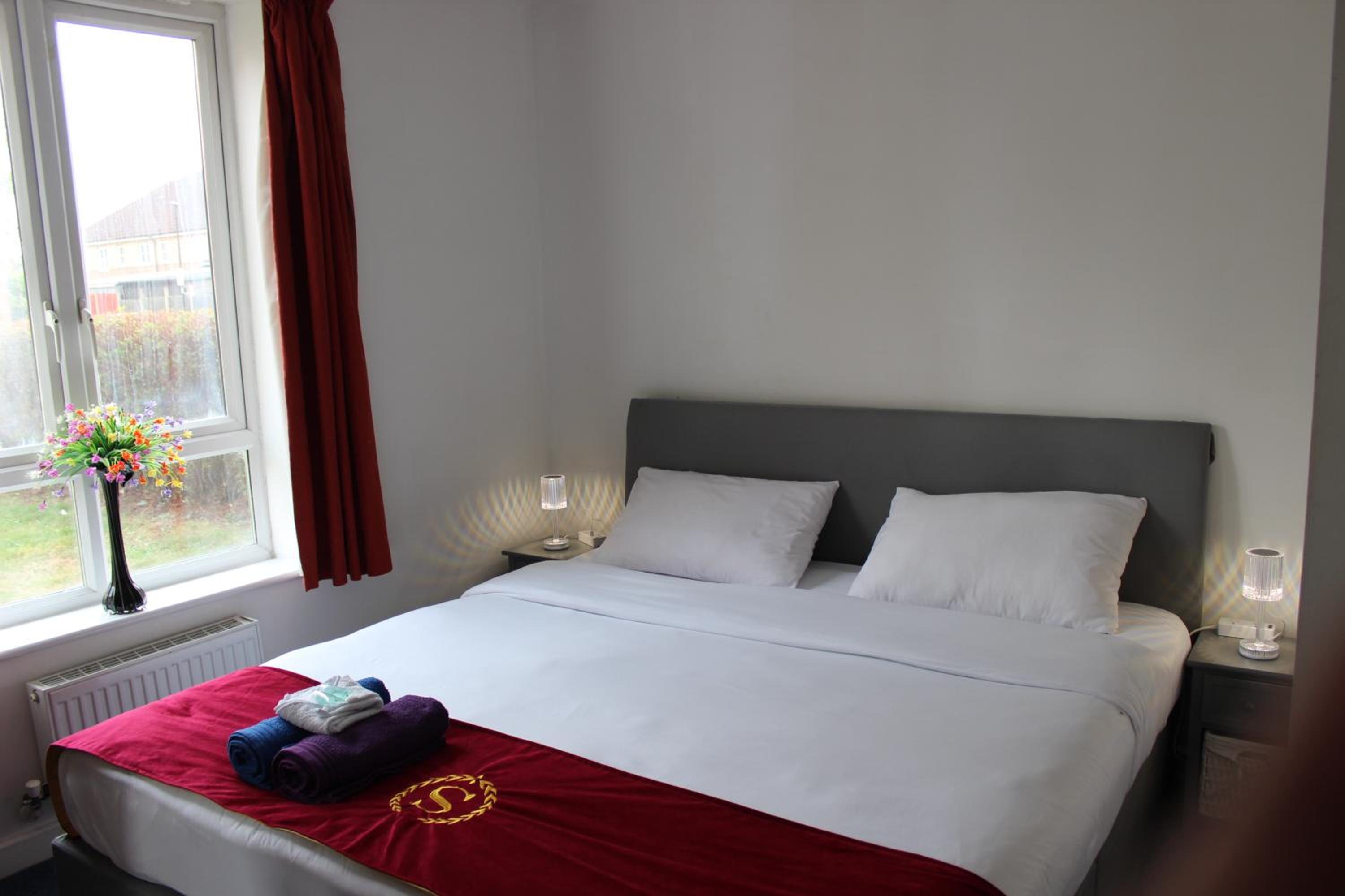 London 2 double bedrooms 2 Bathrooms Holiday Home - Parking SKYSPORTS, NETFLIX - 2 - 3 minutes walk to the Train station - 19min to London Liverpool Street