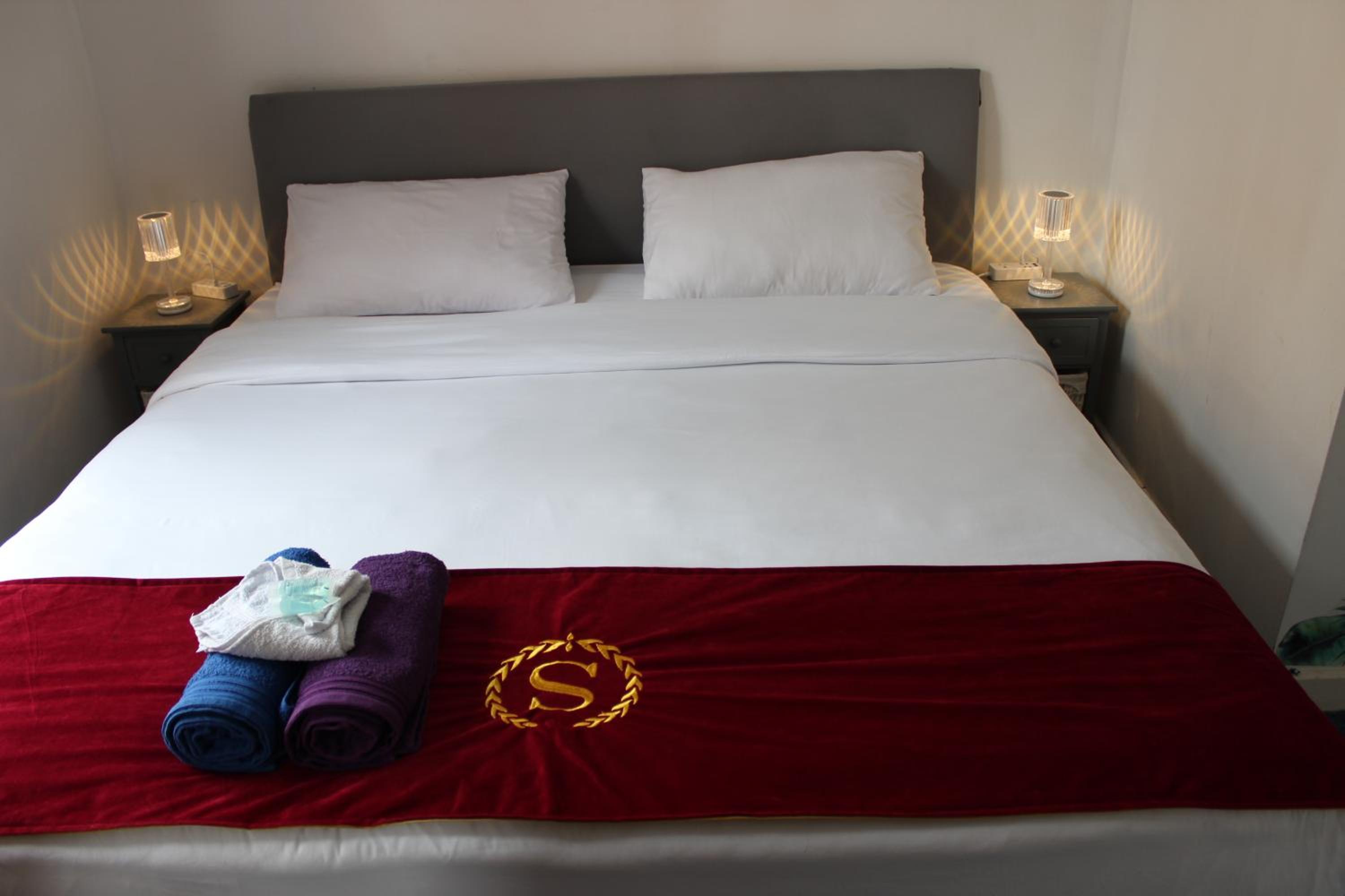 London 2 double bedrooms 2 Bathrooms Holiday Home - Parking SKYSPORTS, NETFLIX - 2 - 3 minutes walk to the Train station - 19min to London Liverpool Street