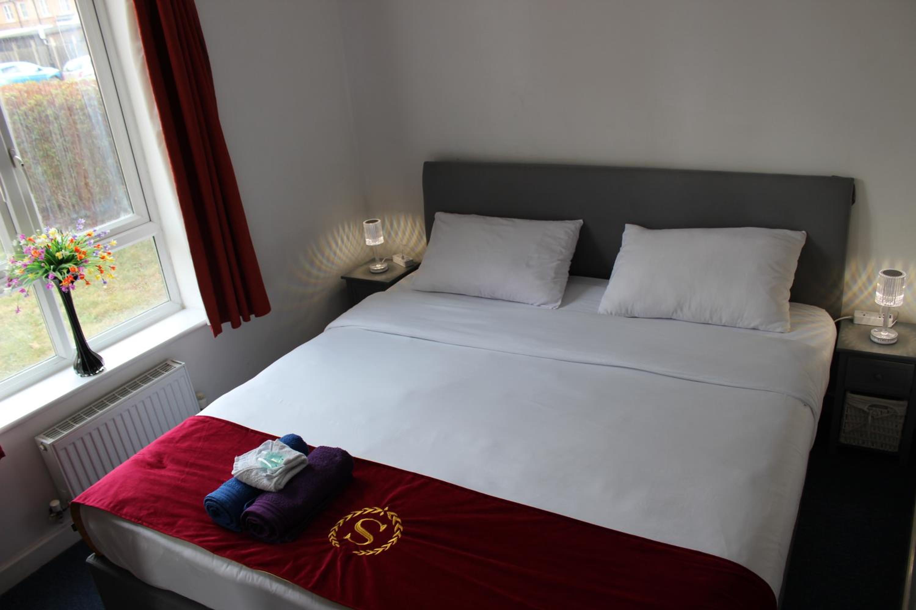 London 2 double bedrooms 2 Bathrooms Holiday Home - Parking SKYSPORTS, NETFLIX - 2 - 3 minutes walk to the Train station - 19min to London Liverpool Street