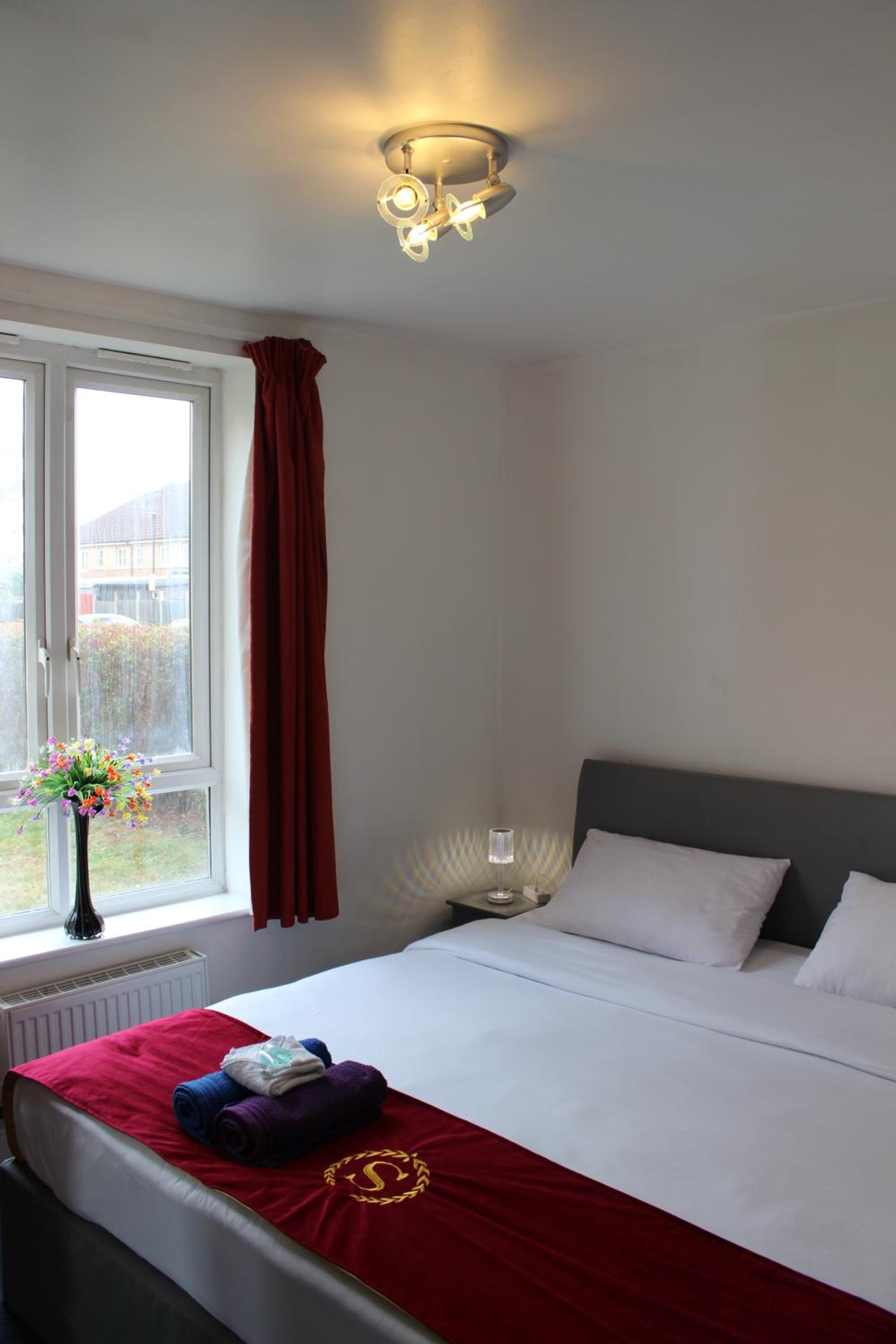 London 2 double bedrooms 2 Bathrooms Holiday Home - Parking SKYSPORTS, NETFLIX - 2 - 3 minutes walk to the Train station - 19min to London Liverpool Street