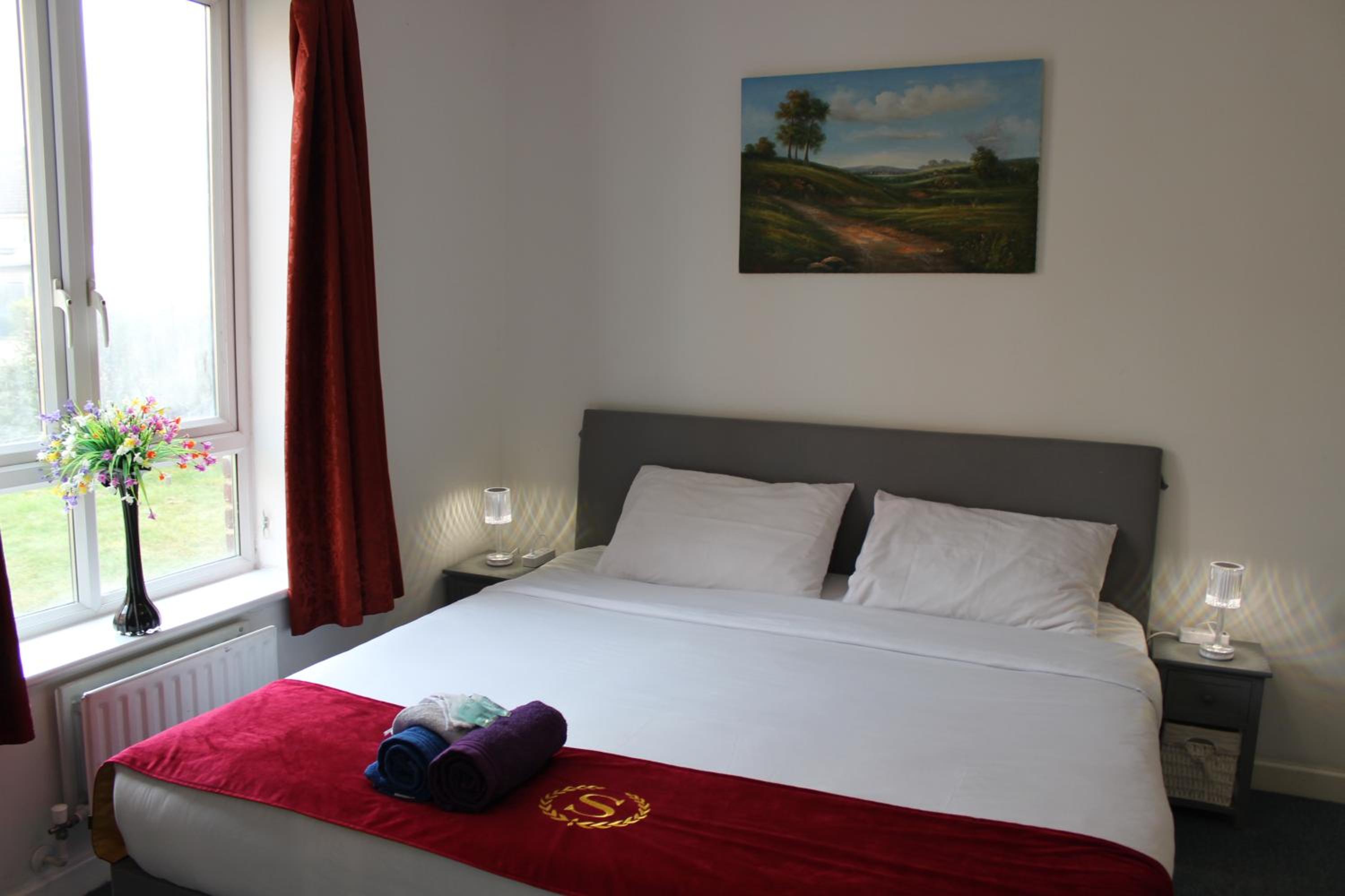 London 2 double bedrooms 2 Bathrooms Holiday Home - Parking SKYSPORTS, NETFLIX - 2 - 3 minutes walk to the Train station - 19min to London Liverpool Street