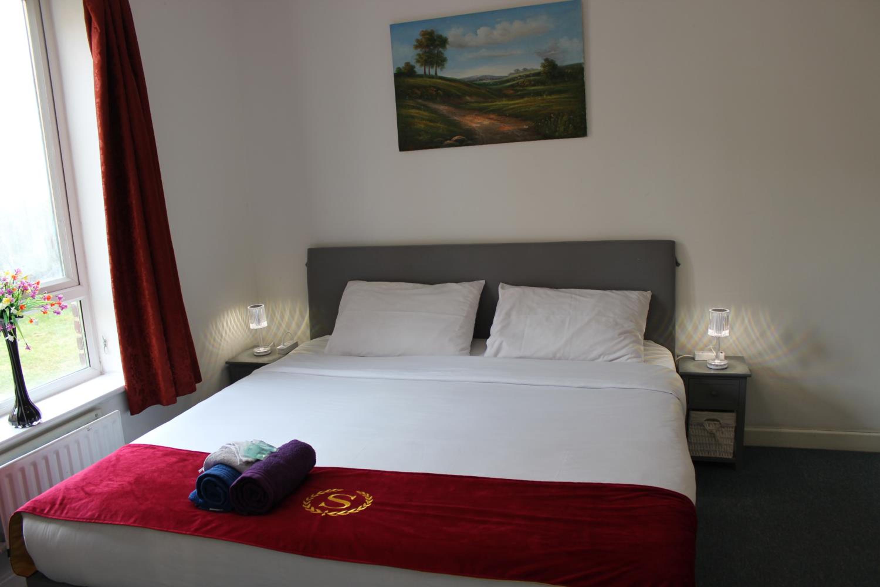 London 2 double bedrooms 2 Bathrooms Holiday Home - Parking SKYSPORTS, NETFLIX - 2 - 3 minutes walk to the Train station - 19min to London Liverpool Street