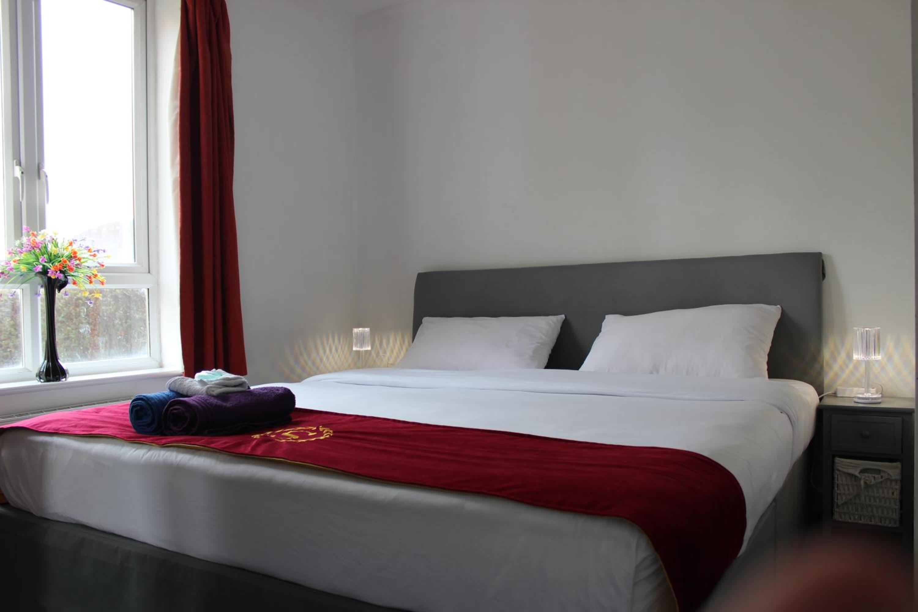London 2 double bedrooms 2 Bathrooms Holiday Home - Parking SKYSPORTS, NETFLIX - 2 - 3 minutes walk to the Train station - 19min to London Liverpool Street