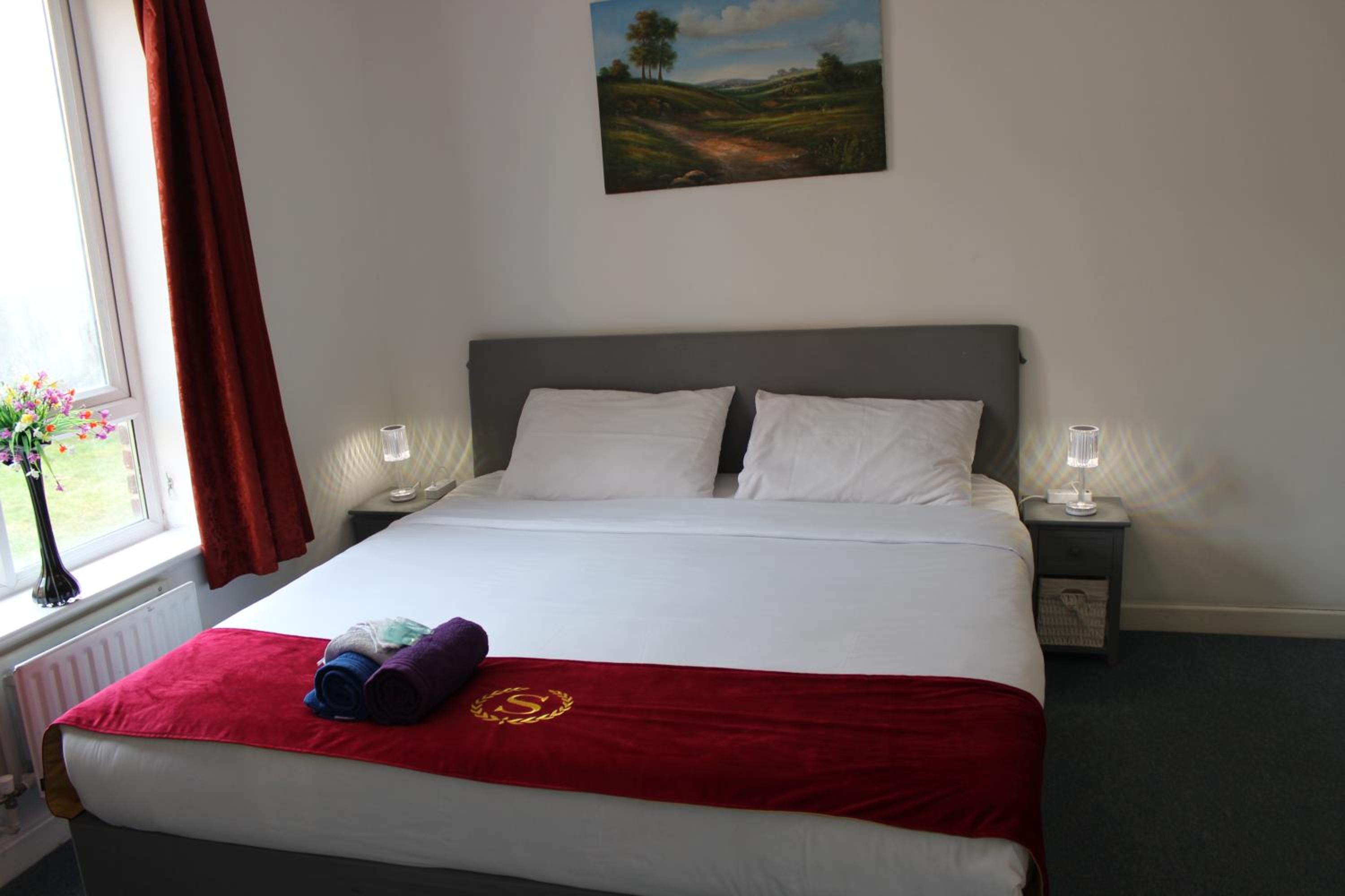 London 2 double bedrooms 2 Bathrooms Holiday Home - Parking SKYSPORTS, NETFLIX - 2 - 3 minutes walk to the Train station - 19min to London Liverpool Street
