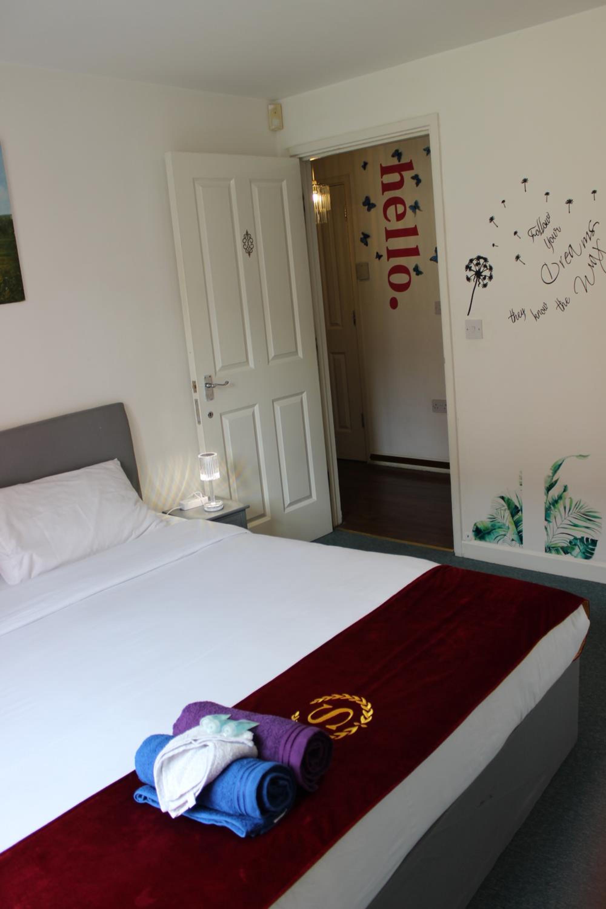London 2 double bedrooms 2 Bathrooms Holiday Home - Parking SKYSPORTS, NETFLIX - 2 - 3 minutes walk to the Train station - 19min to London Liverpool Street