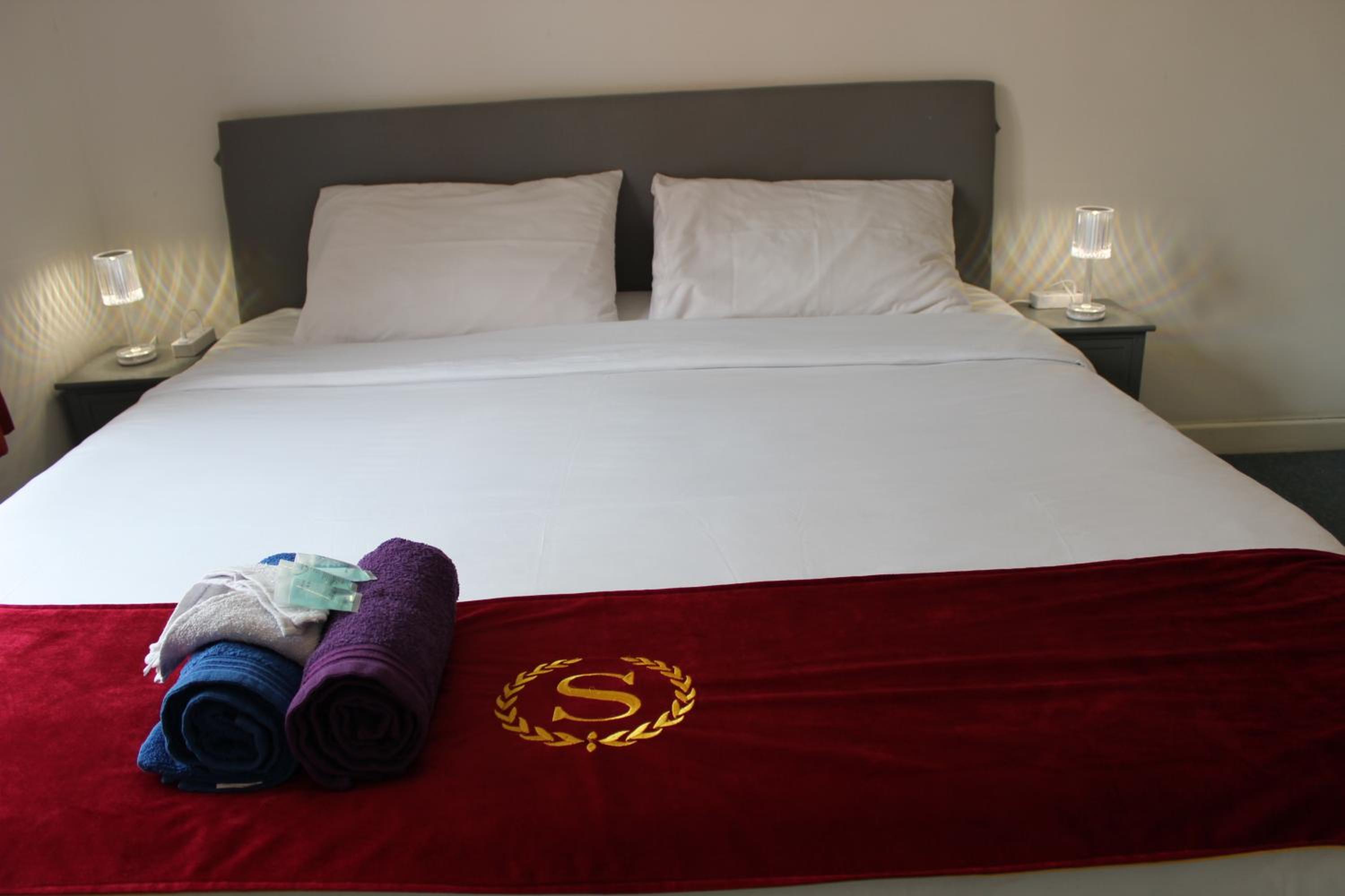 London 2 double bedrooms 2 Bathrooms Holiday Home - Parking SKYSPORTS, NETFLIX - 2 - 3 minutes walk to the Train station - 19min to London Liverpool Street
