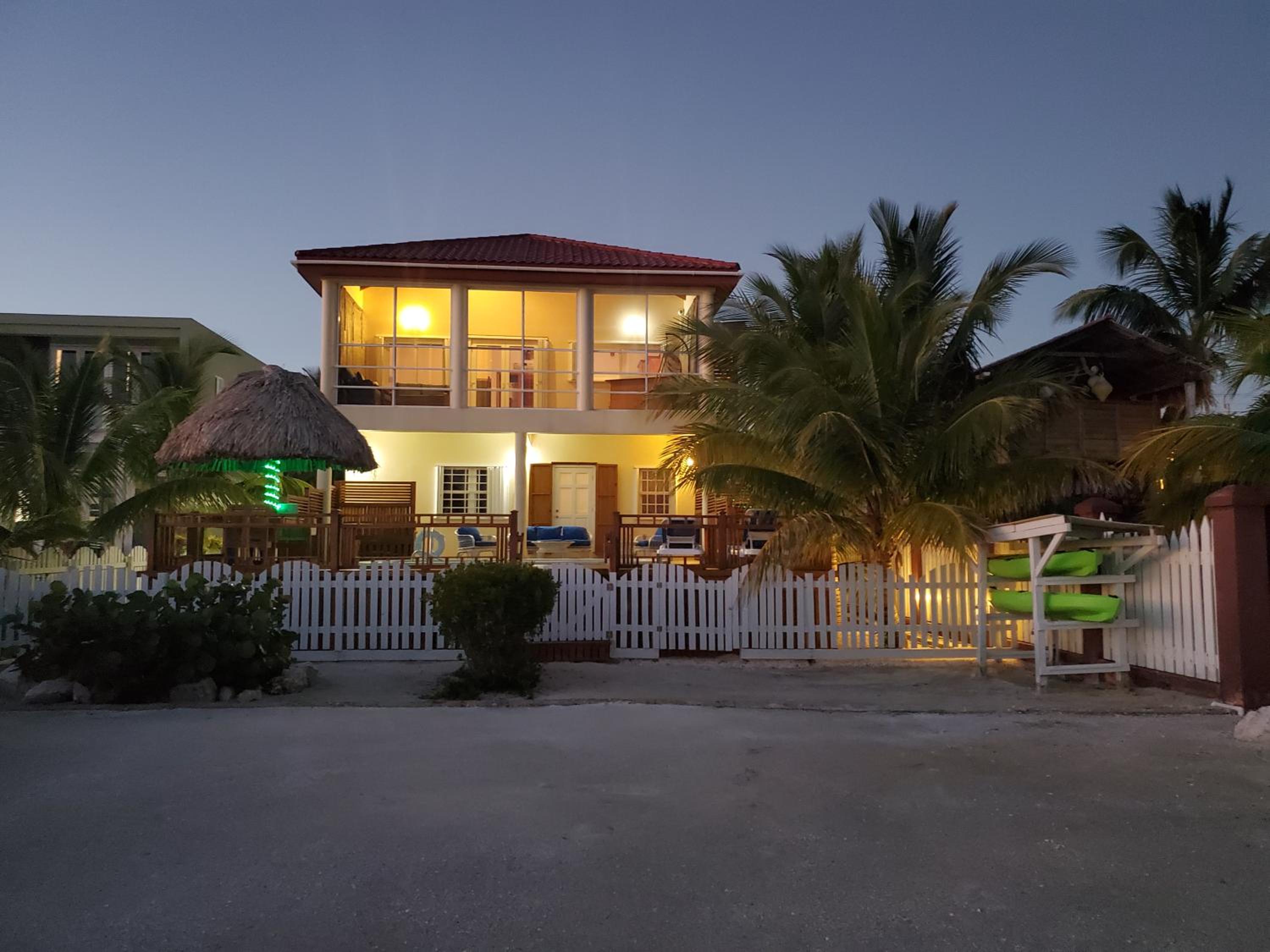 La Perla Azul Beach House with Pool