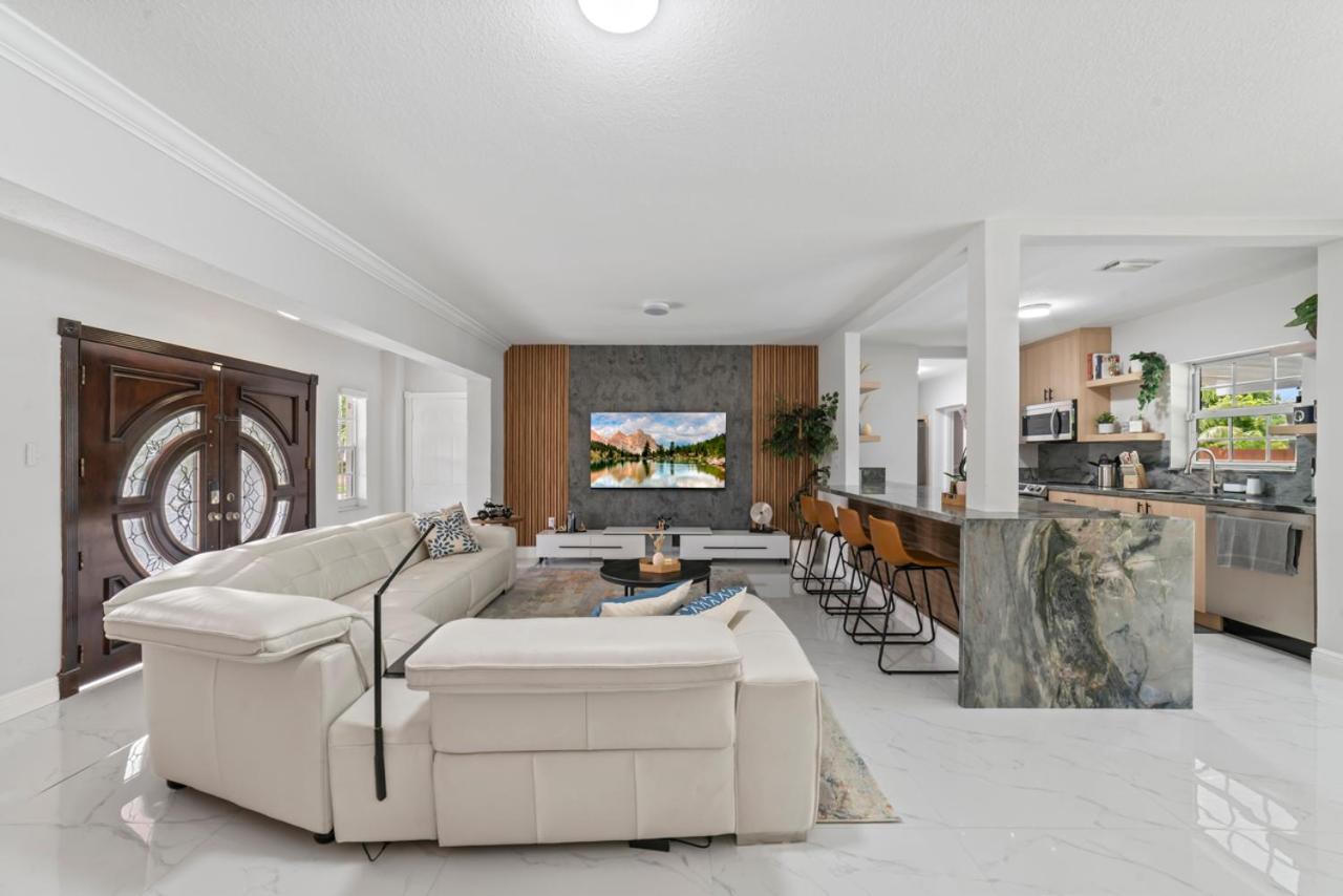 Miami Fun Home with Pool & Games L30