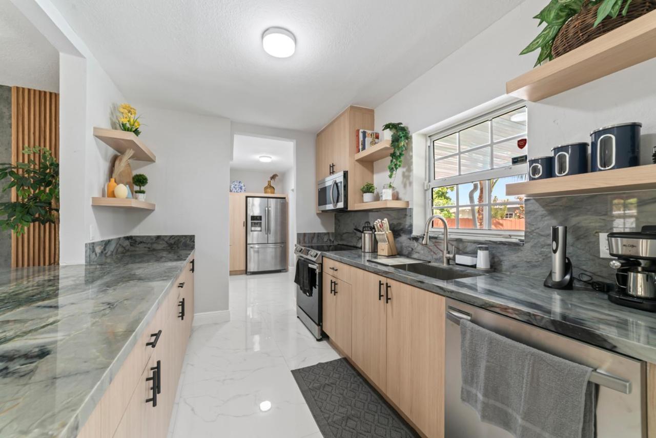 Miami Fun Home with Pool & Games L30