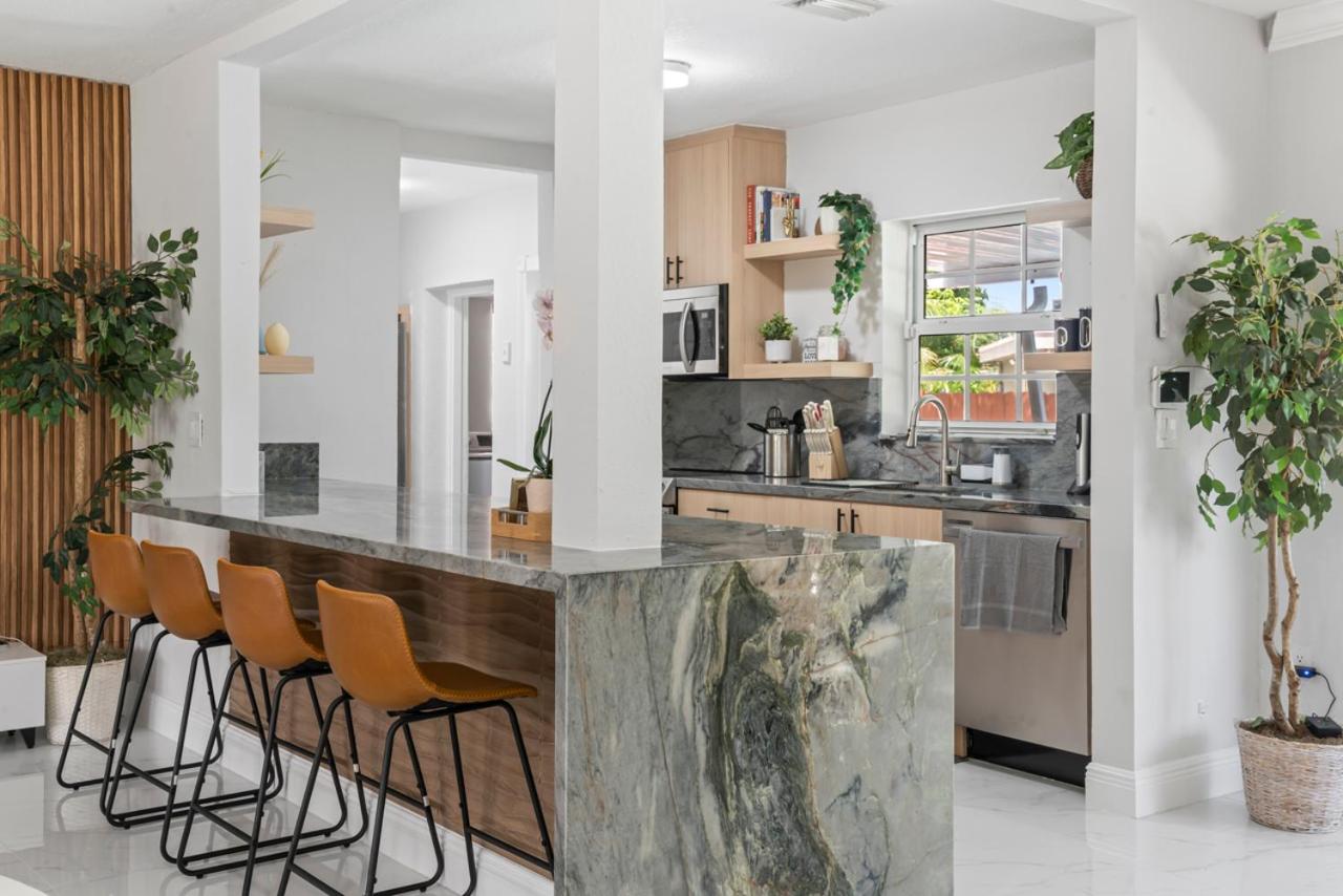 Miami Fun Home with Pool & Games L30