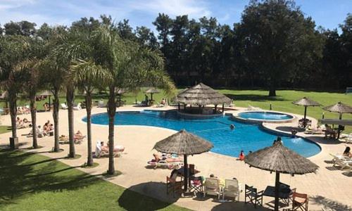Casa con piscina privada climatizada e iluminada en exclusivo Golf Country Club Campo de Golf de 18 hoyos Piscina cubierta climatiza del club Canchas de fu